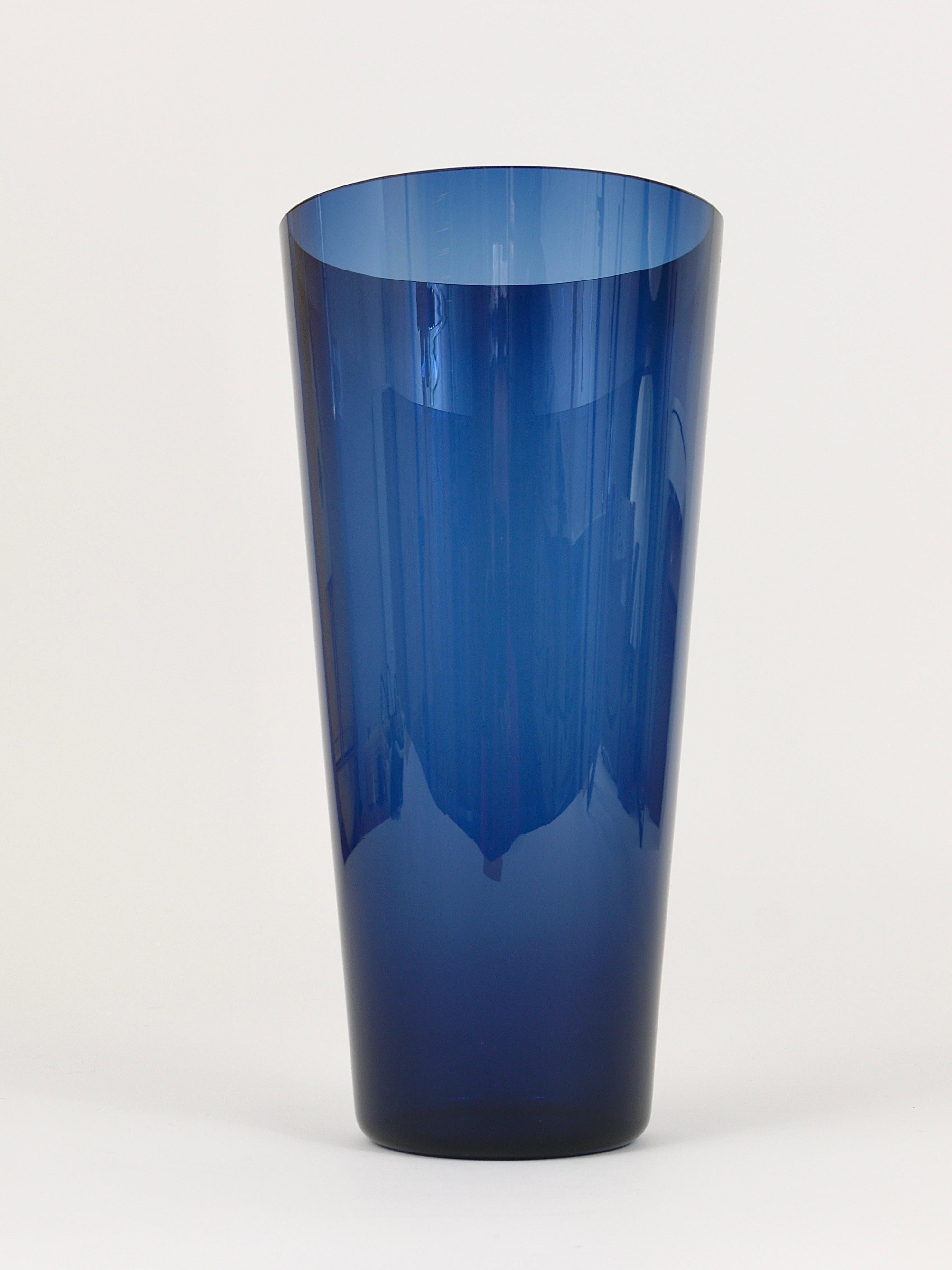 A fine, large 11 1/2 inches high Kartio flower vase in blue from the 1950s. Designed by Kaj Franck, executed by Nuutajarvi Nottsjo Finland. In excellent condition.
