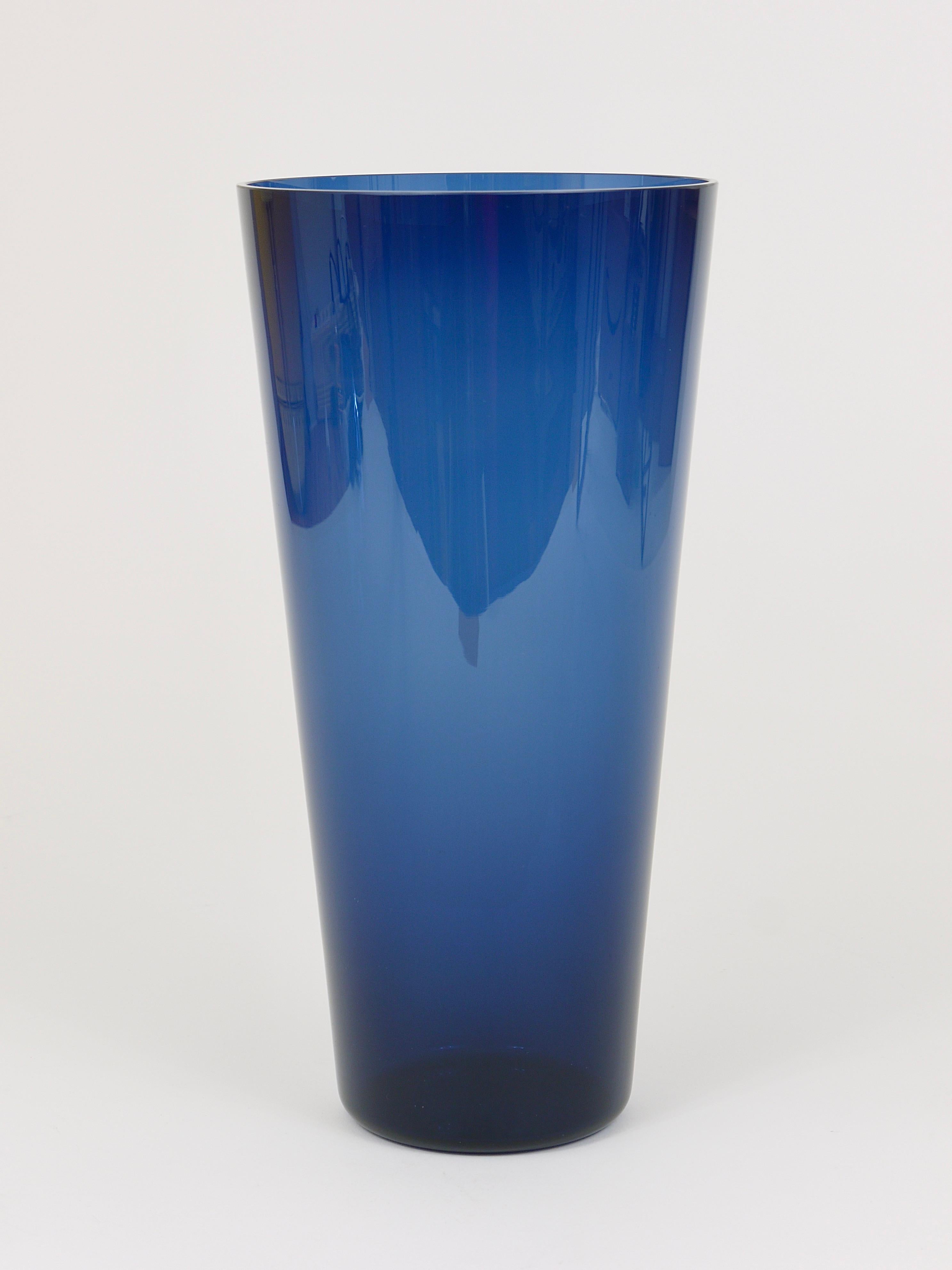 Large Kaj Franck Blue Midcentury Vase Kartio by Nuutajarvi Nottsjo Finland In Good Condition For Sale In Vienna, AT