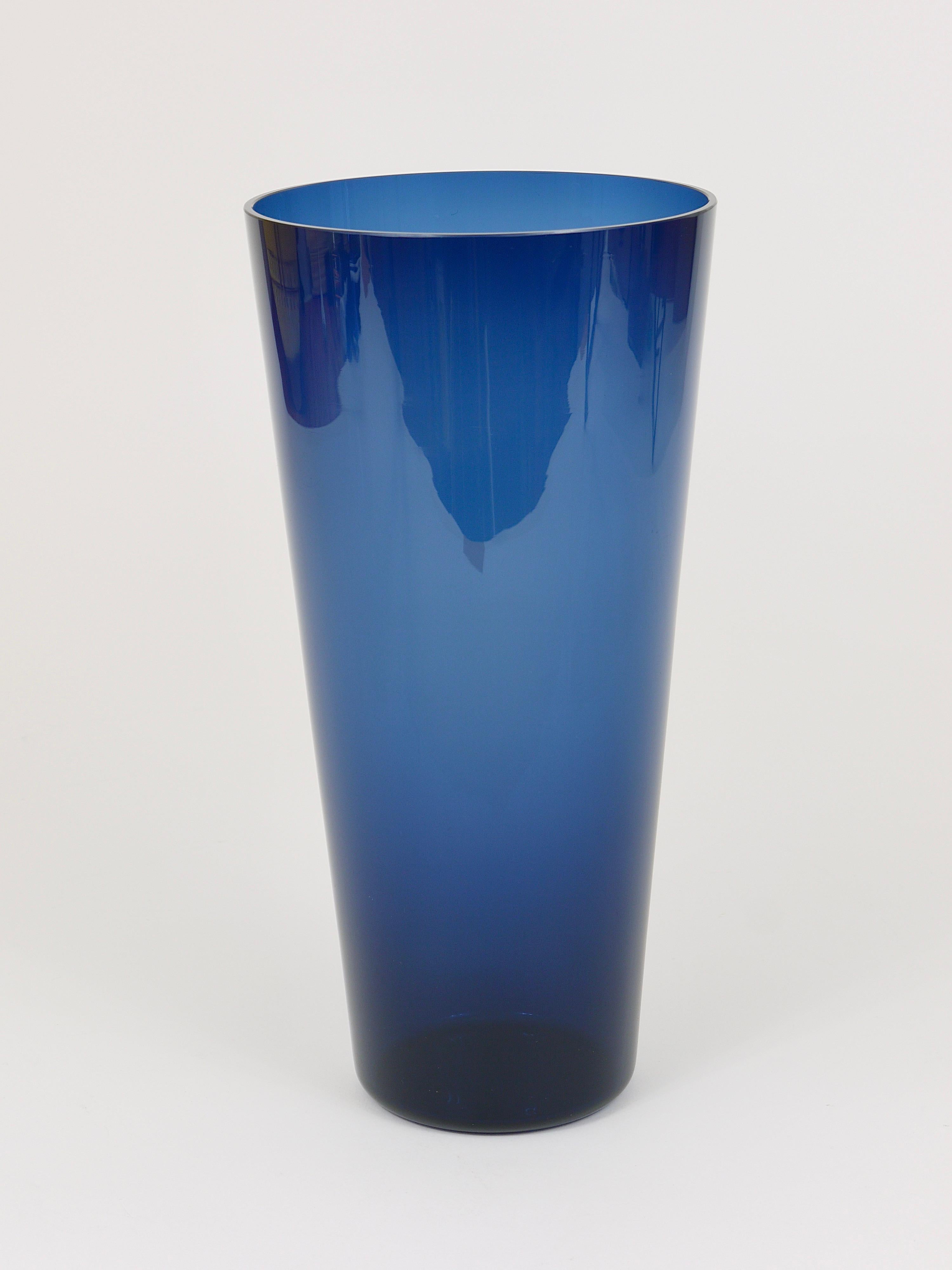 20th Century Large Kaj Franck Blue Midcentury Vase Kartio by Nuutajarvi Nottsjo Finland For Sale