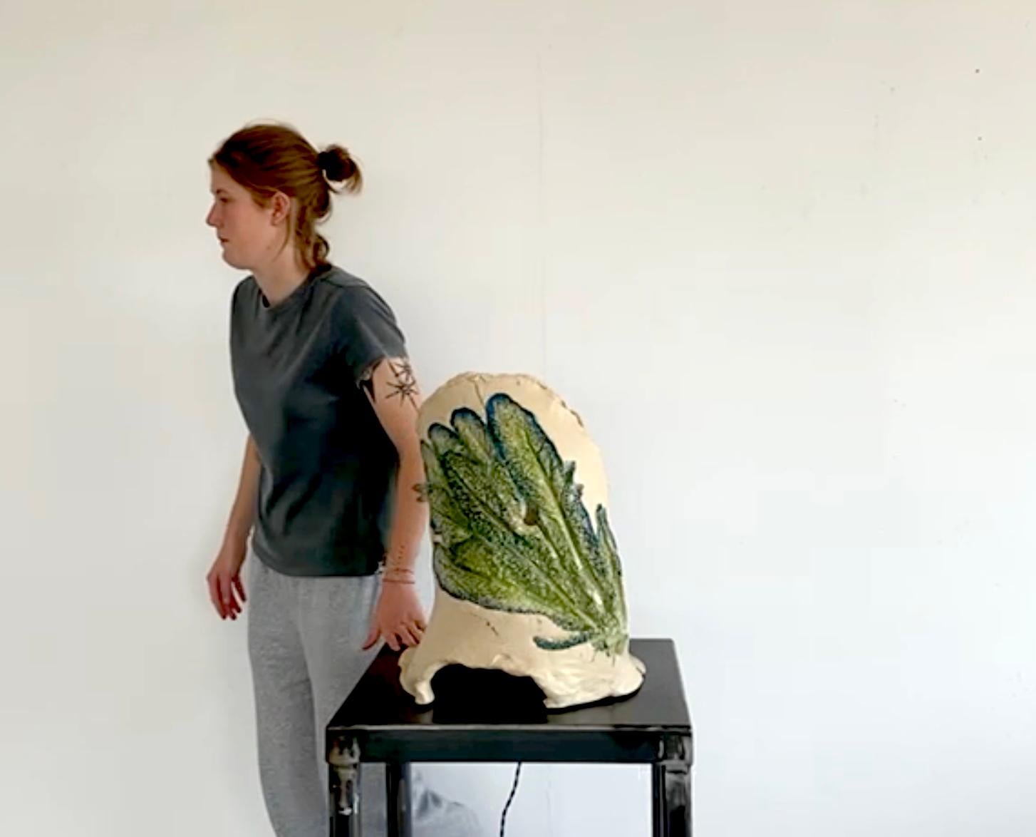 Die von der Künstlerin Jenna Basso Pietrobon geschaffene Lampe Kale Fossil ist ein einzigartiges, handgefertigtes Stück. Jede Leuchte wird in sorgfältiger Handarbeit hergestellt und zeigt Impressionen aus echtem Gemüse, wobei die Artischocke im