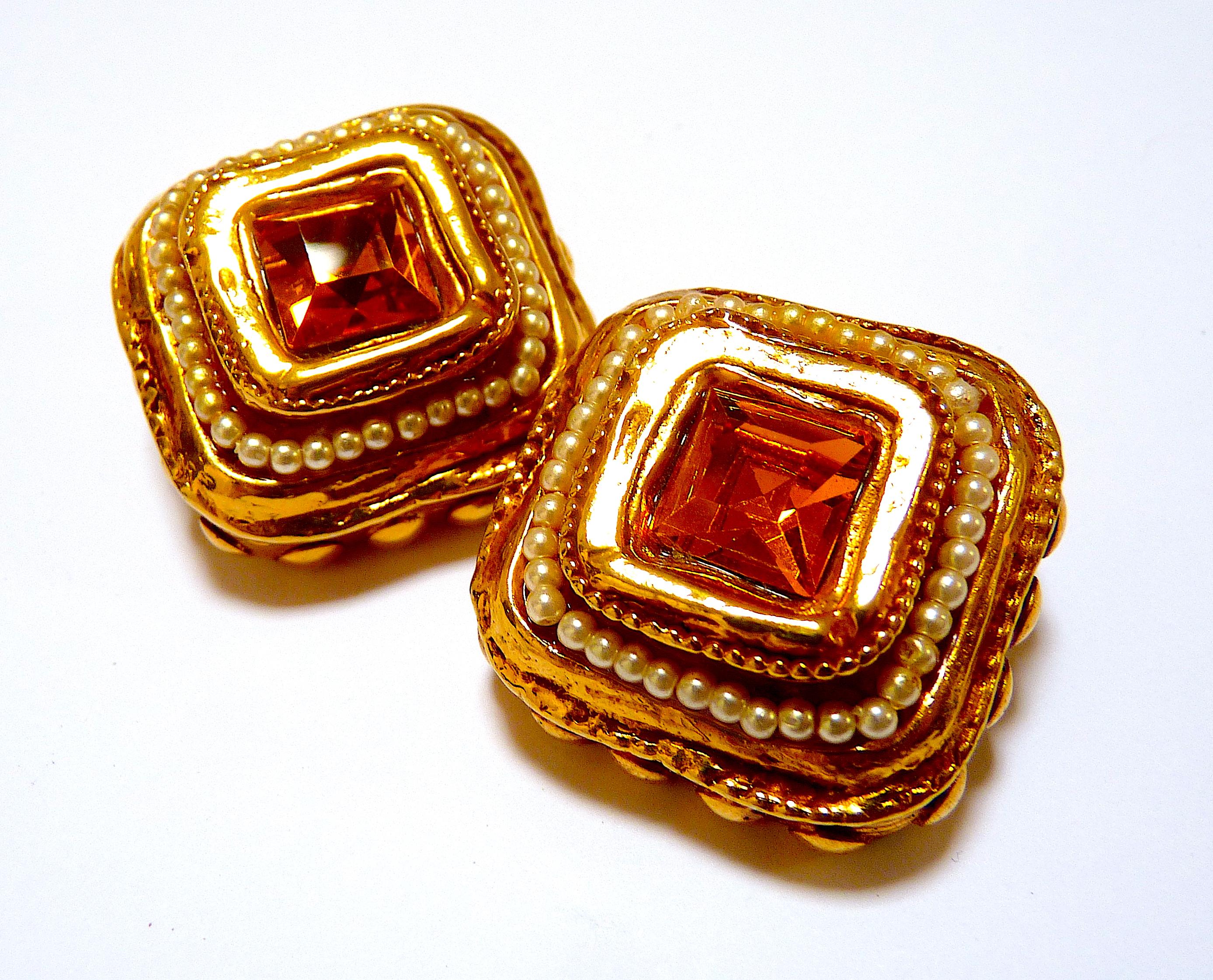 Grandes pendientes de clip KALINGER Paris de metal dorado, adornados con una piedra de cristal naranja rodeada de pequeñas perlas blancas de imitación, Vintage de los años 80
Firmado Kalinger Paris al dorso

¡Impresionante idea de regalo de Navidad