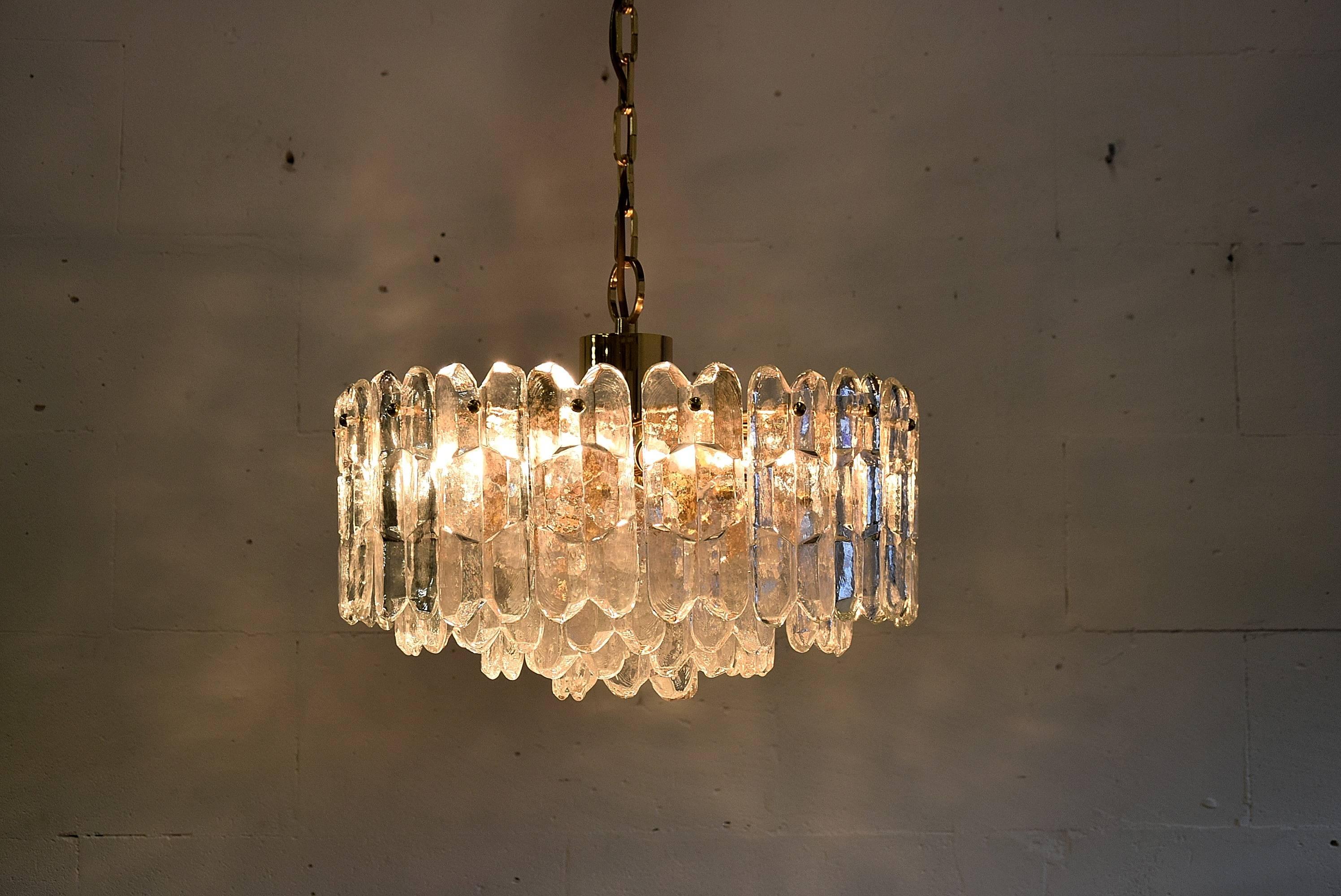 Large Palazzo chandelier Kalmar mid century modern
Large and exquisite 24-carat gold-plated brass and clear brilliant glass ‘Palazzo’ chandeliers by J.T. Kalmar, Vienna, Austria, manufactured in the late 1960s.

Labelled and documented in the Kalmar