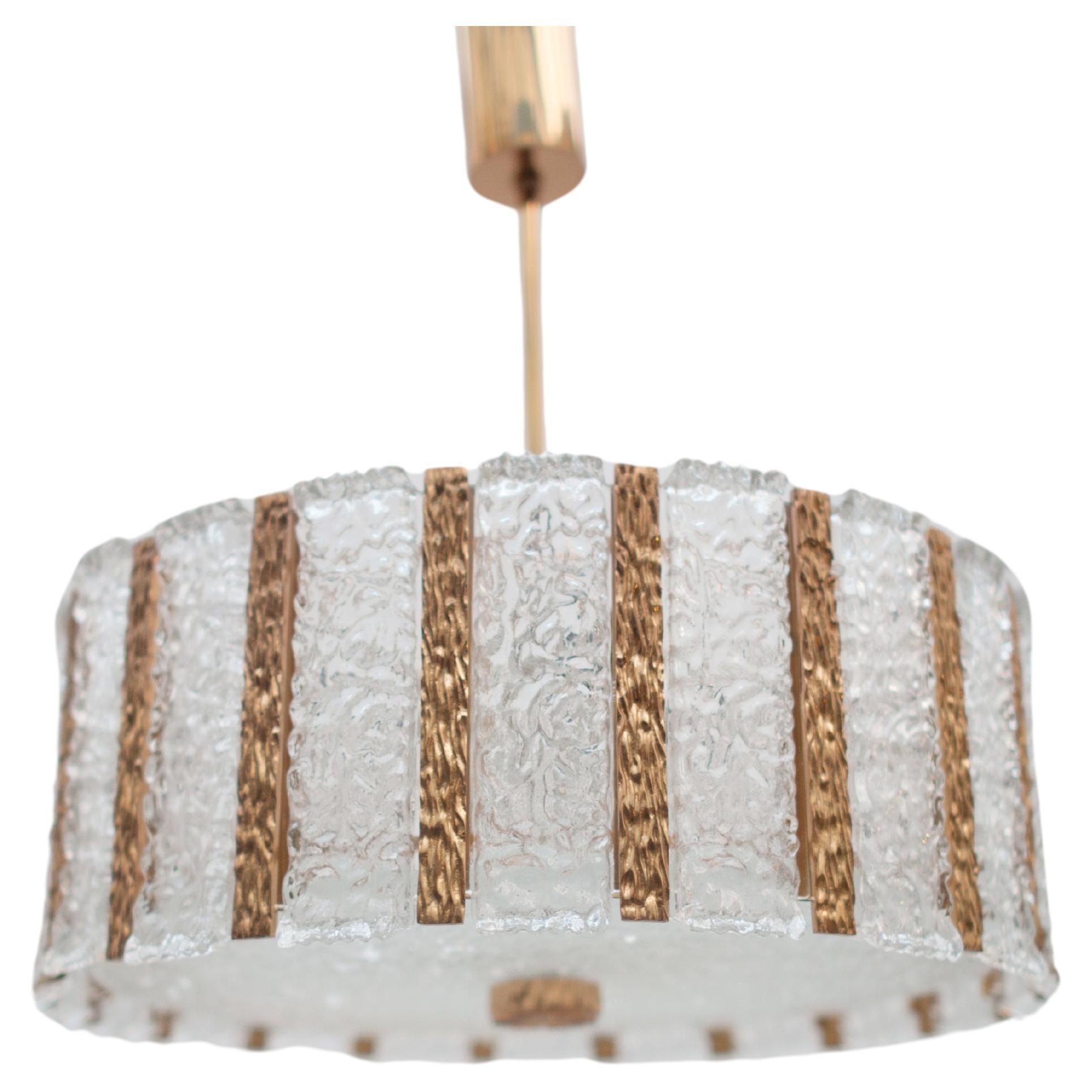 Grande lampadario Kalmar Ice in vetro e ottone in vendita