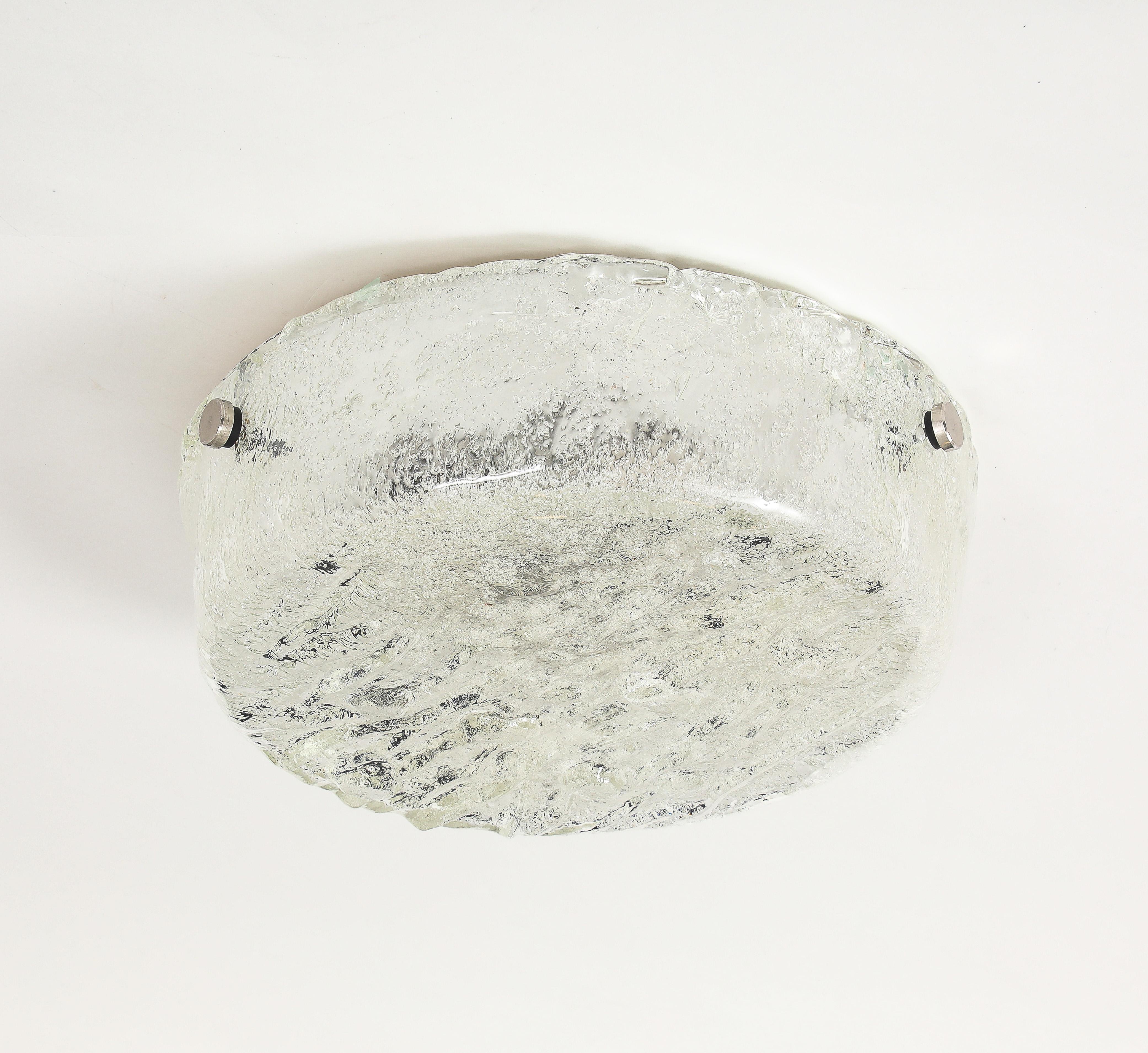 La grande flushmouny en verre glacé de Kalmar abrite 3 sources lumineuses. 3 vis extérieures en nickel poli fixent le verre. Recâblé pour une utilisation aux États-Unis.