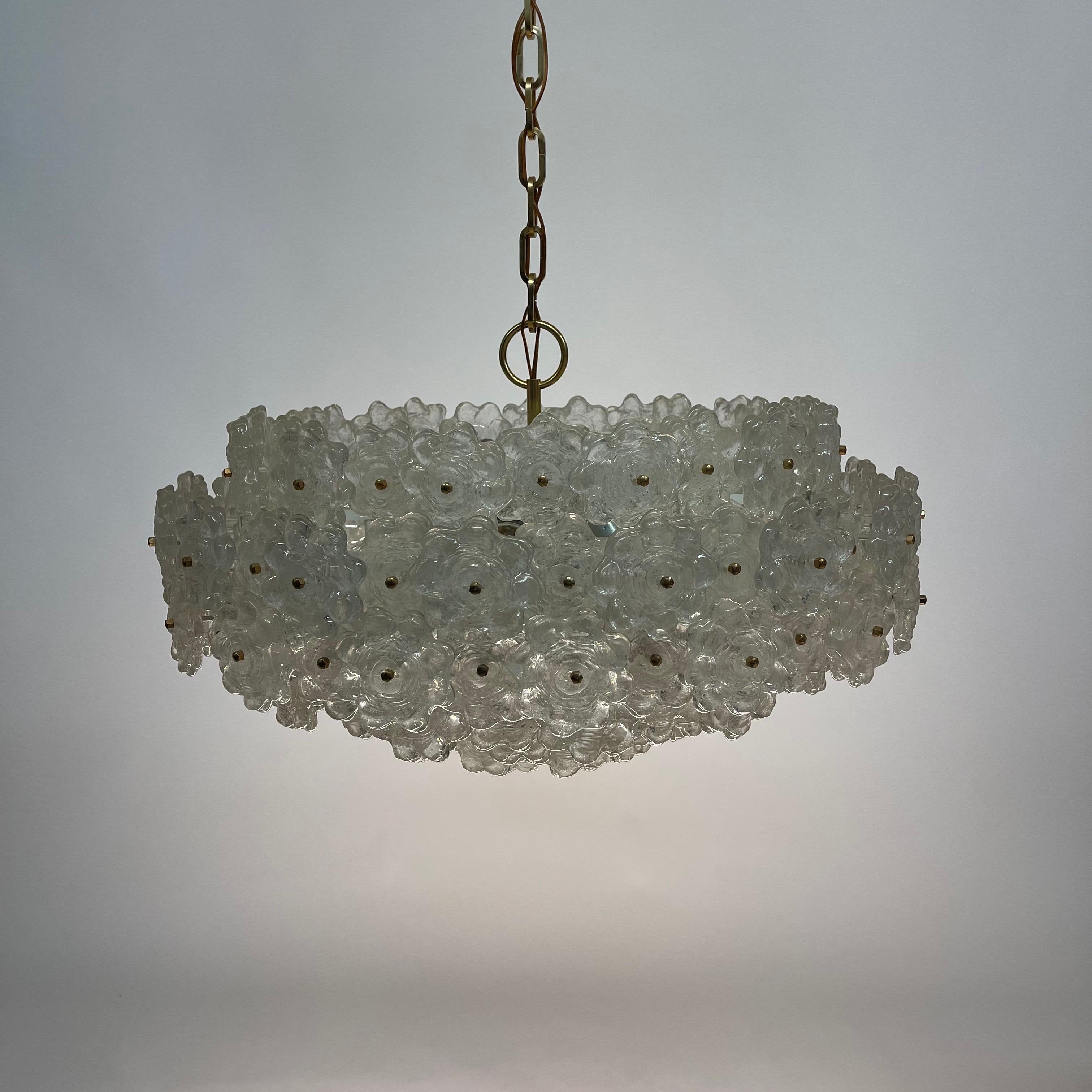 Large Kalmar lucite brass chandelier 1970s. 13 lightbulbs, 4 large e27 and 8 small e14 sockets.