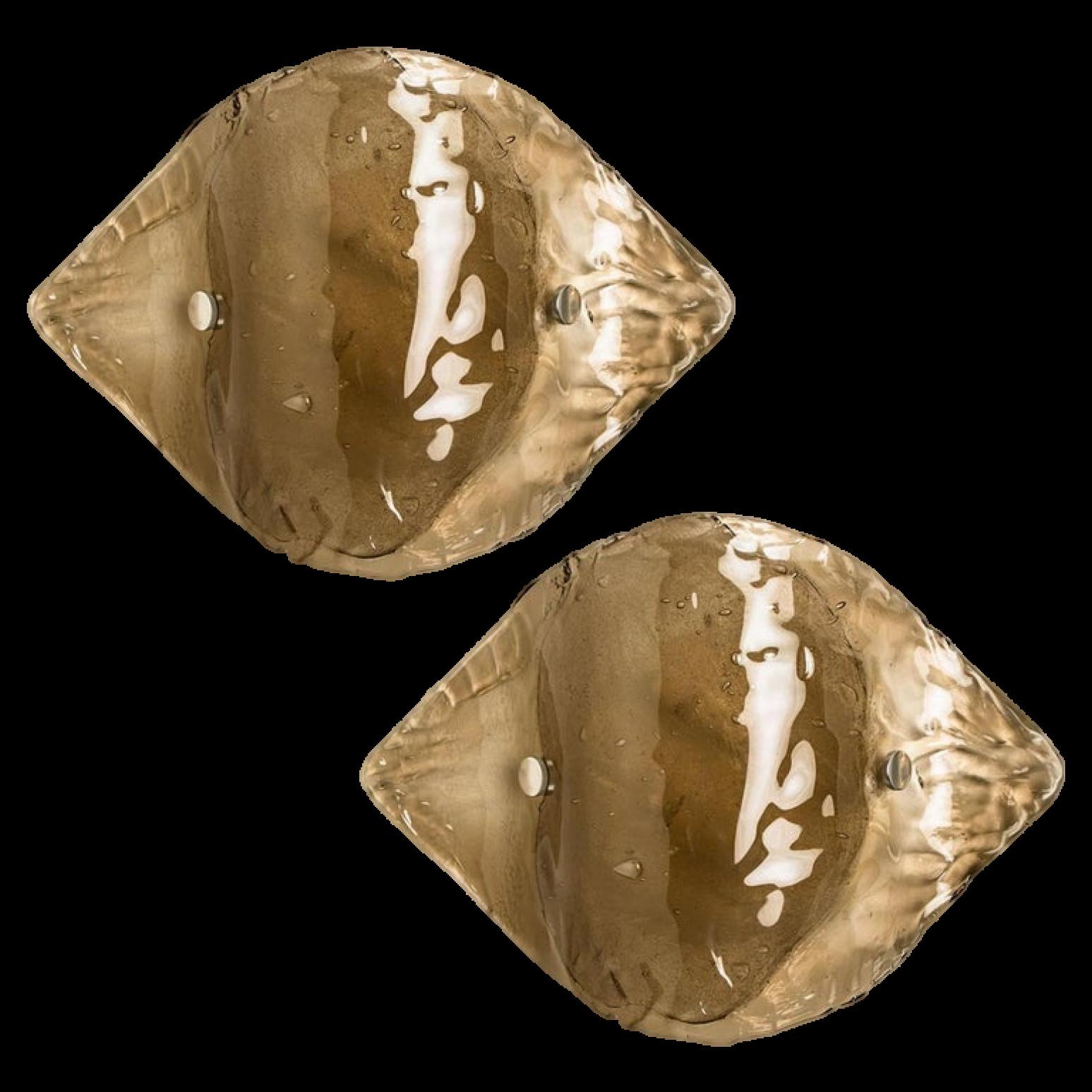 Schöne und große Murano-Glas-Wandleuchter oder Leuchten oder Deckenlampen von J.T. Kalmar für Franken KG, Österreich, 1960er Jahre. Eine weiß lackierte Metallrückwand hält ein organisches, mundgeblasenes und gerauchtes Blasenglas. Es können zwei
