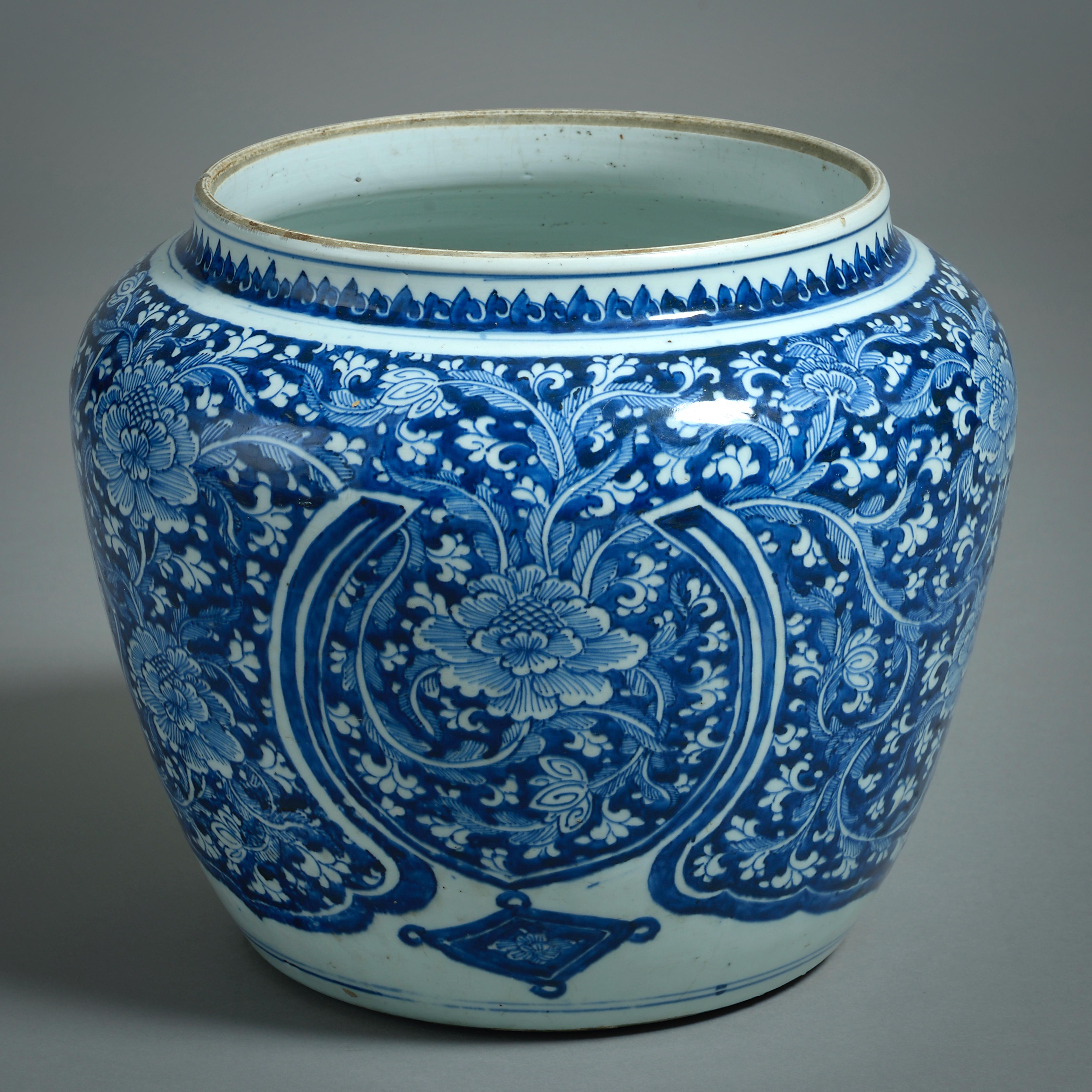 Grande jarre Kangxi en bleu et blanc décorée de pivoines et de rinceaux, seconde moitié du XVIIe siècle.
