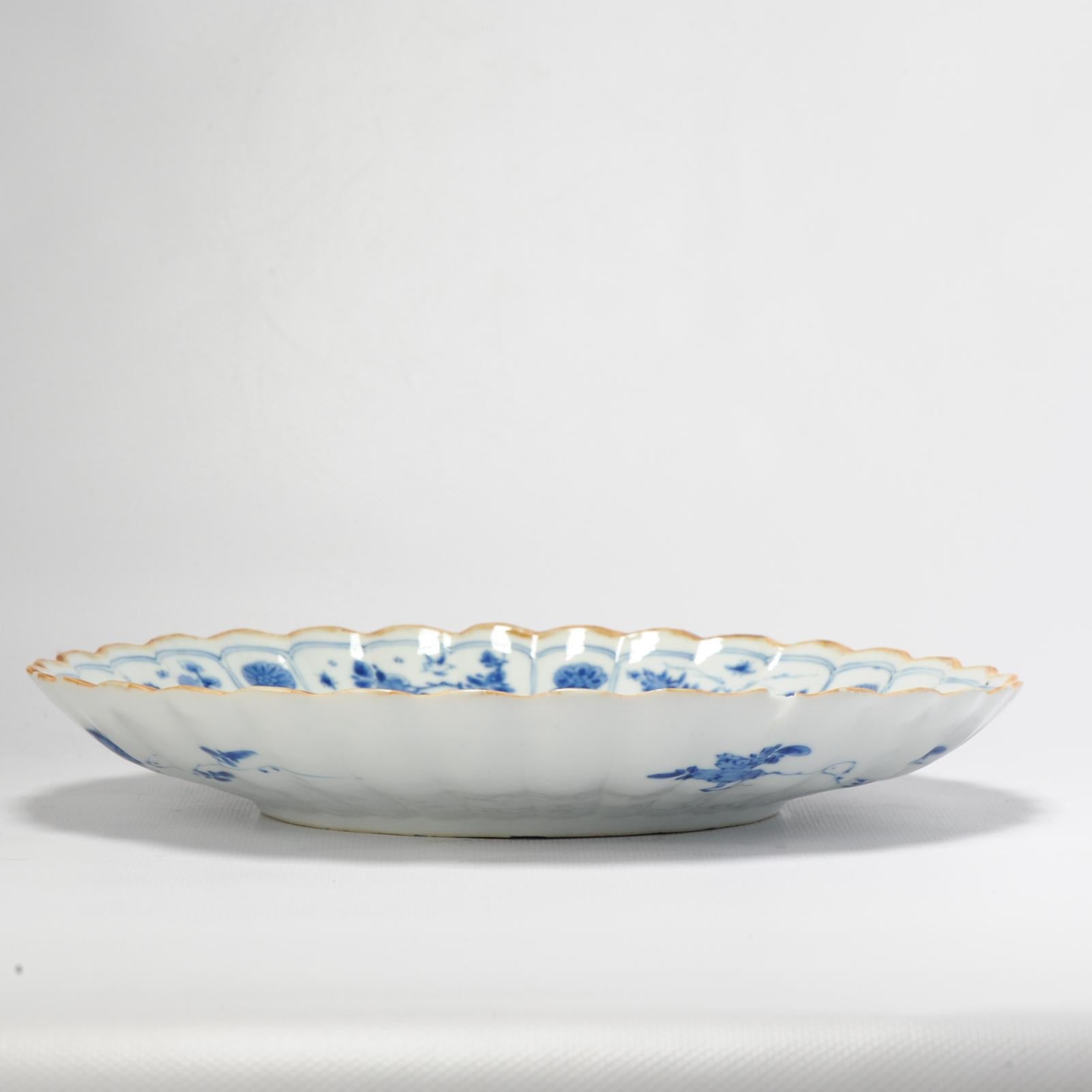 Äußerst schönes und seltenes Stück aus der Kangxi-Periode. Der klare weiße Korpus ist mit leuchtenden Unterglasur-Kobalttönen bemalt und mit geformten Tafeln mit Insekten und Blumen verziert. Das Innere ist mit einem weiteren kreisförmigen Medaillon