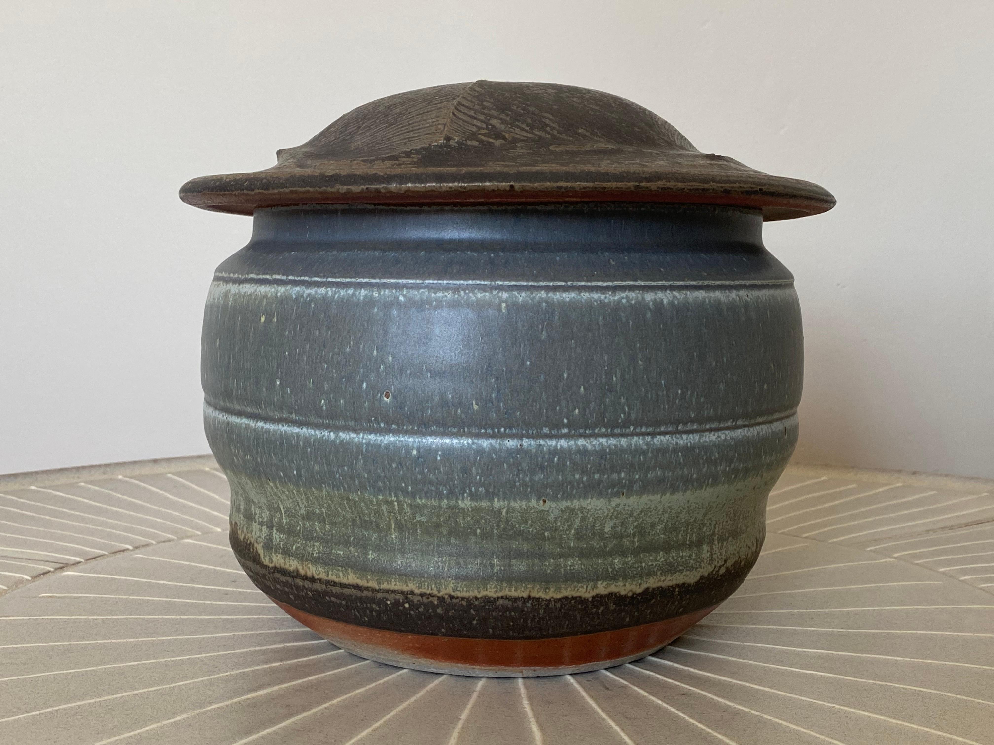 Tarro grande de cerámica de gres con tapa cortada y cocción de madera Karen Karnes Al fuego en venta