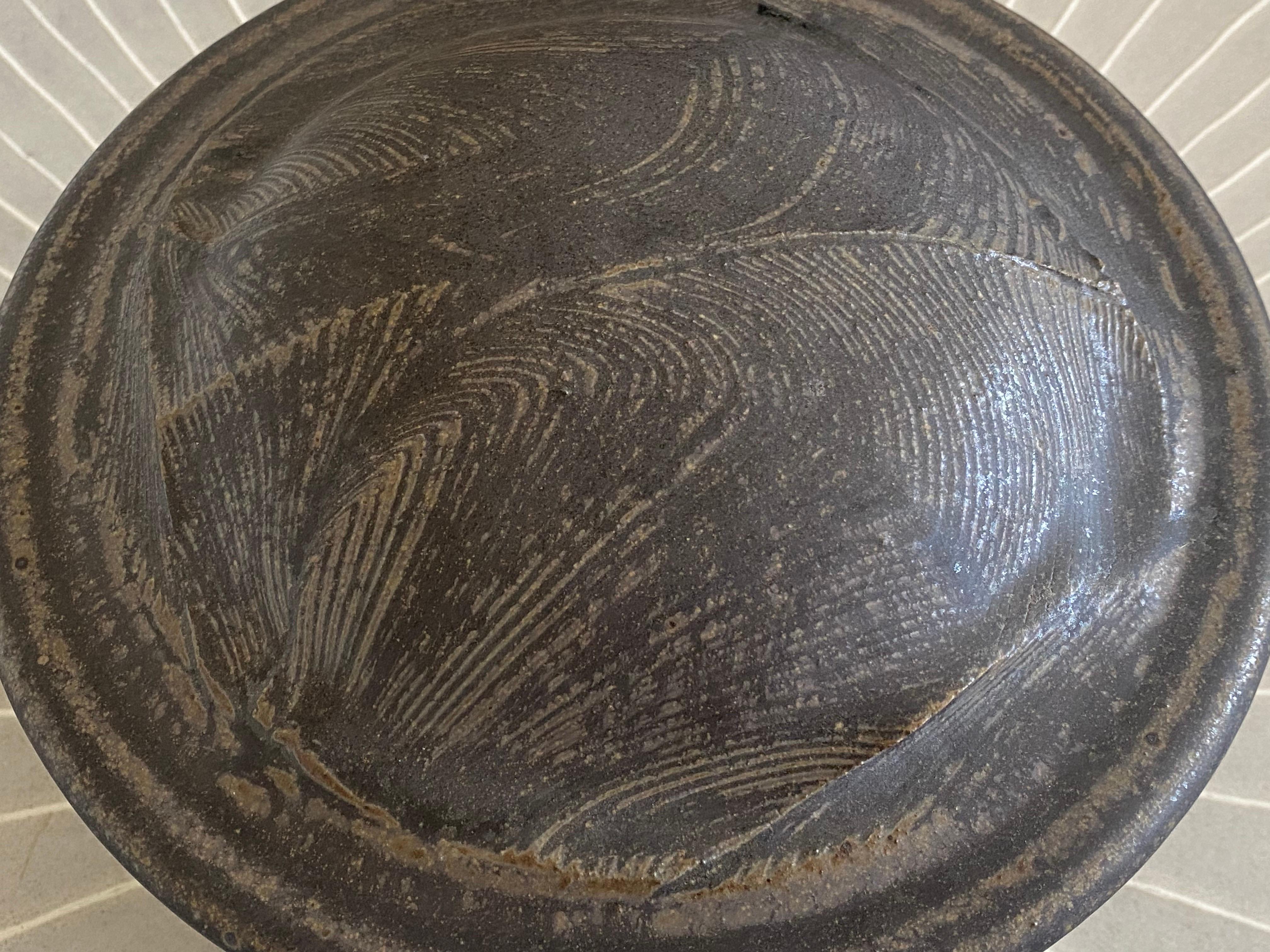 Tarro grande de cerámica de gres con tapa cortada y cocción de madera Karen Karnes siglo XX en venta