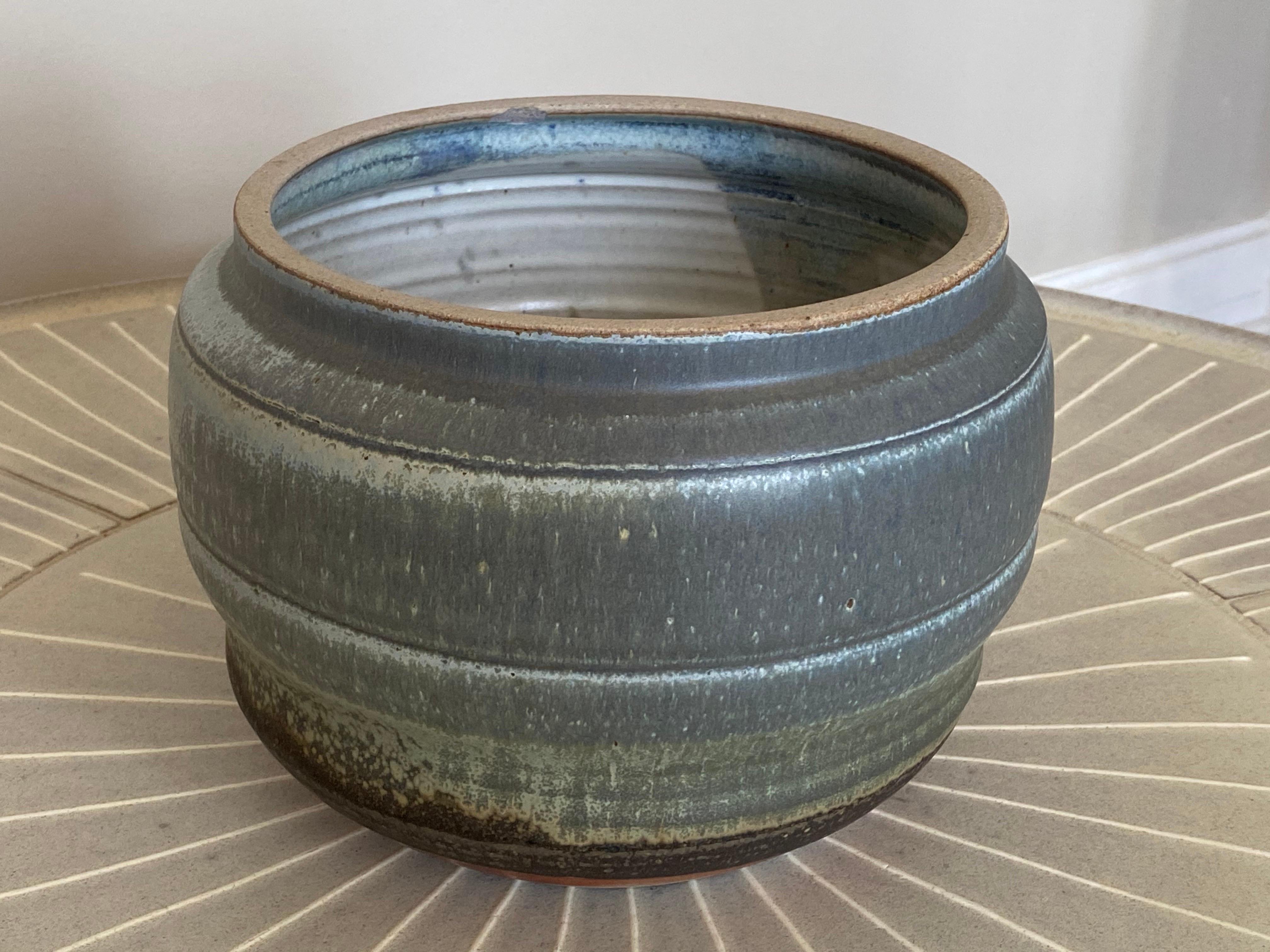 Tarro grande de cerámica de gres con tapa cortada y cocción de madera Karen Karnes Cerámico en venta