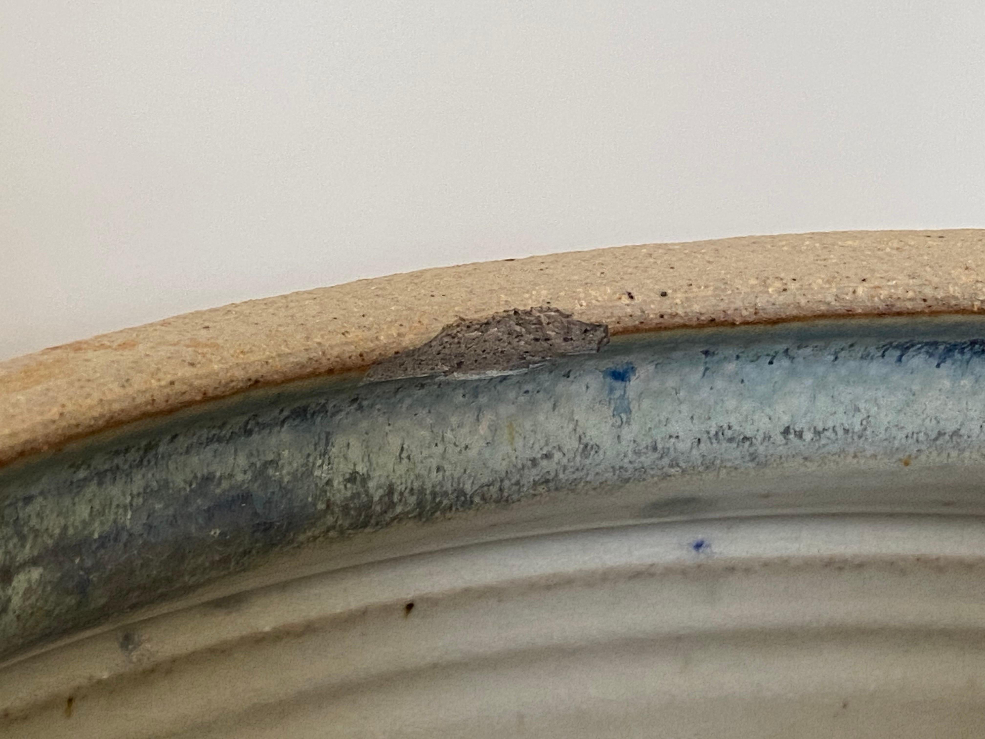 Tarro grande de cerámica de gres con tapa cortada y cocción de madera Karen Karnes en venta 1