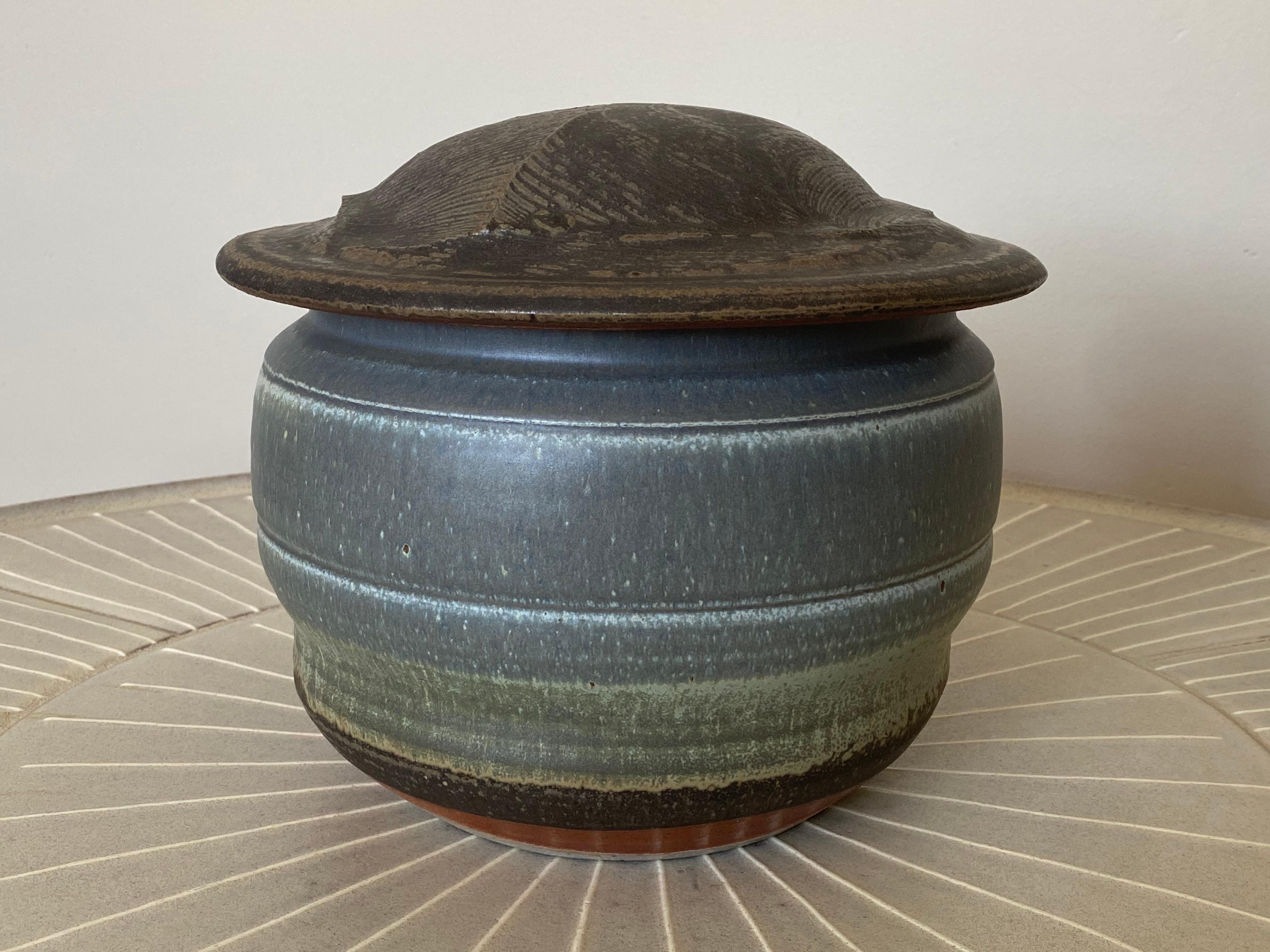 Tarro grande de cerámica de gres con tapa cortada y cocción de madera Karen Karnes en venta 2