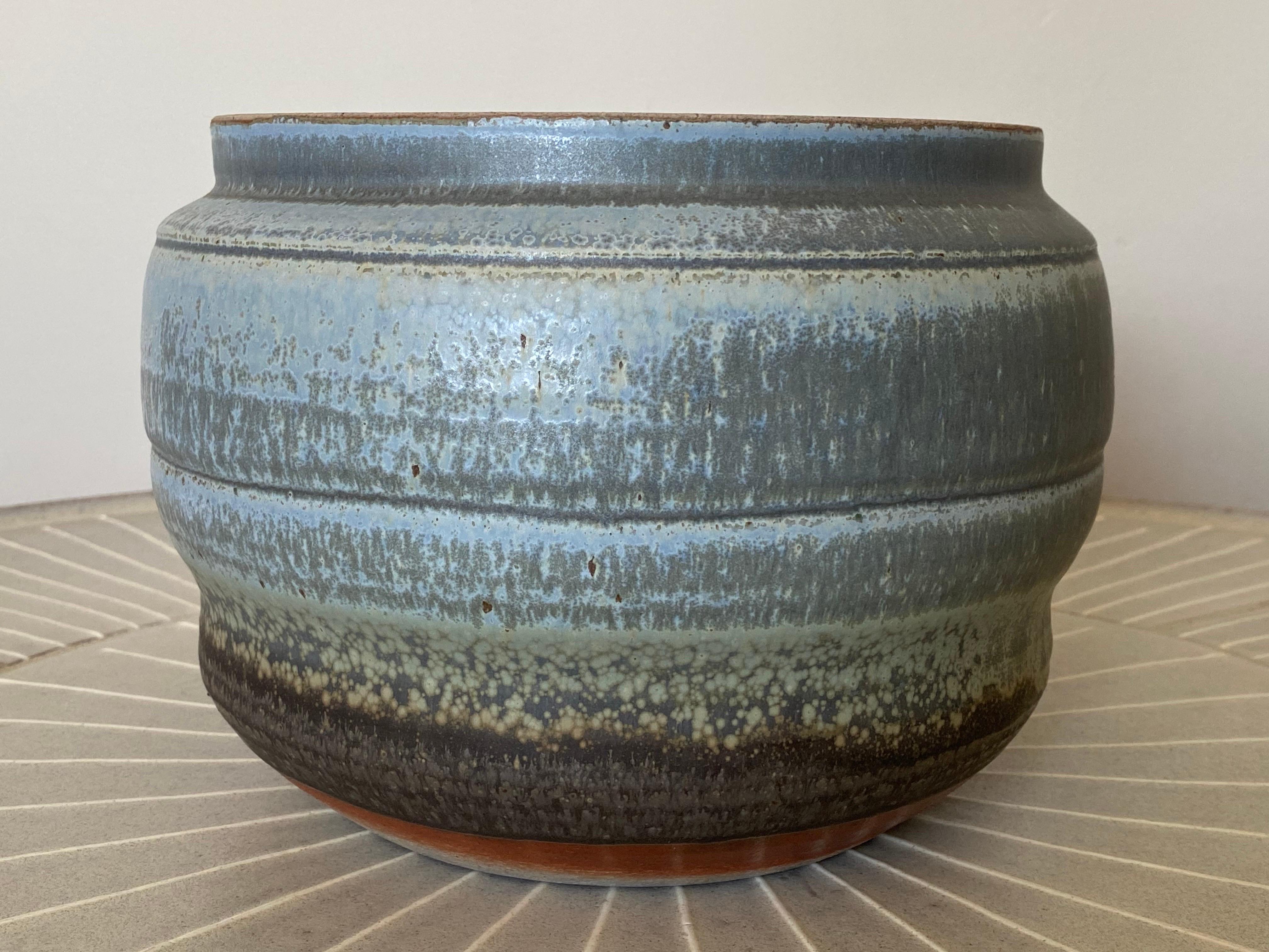 Tarro grande de cerámica de gres con tapa cortada y cocción de madera Karen Karnes en venta 3