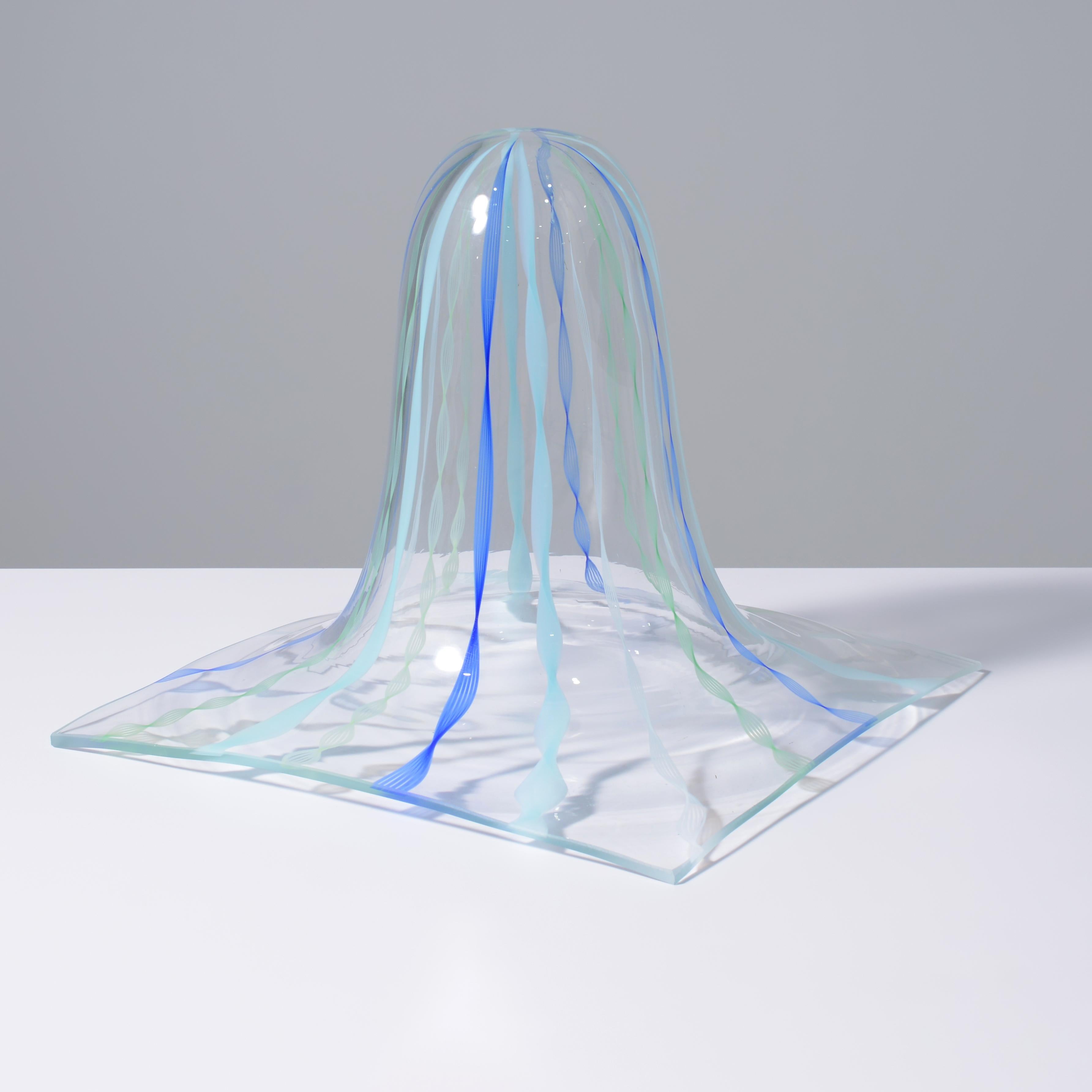 Artista/Designer; Produttore: Karim Rashid (egiziano/americano, nato nel 1960); Glasstress (Italia)
Marcatura(i); note: nessuna marcatura apparente; 2013 (progettato)
Materiali: vetro
Dimensioni (H, L, P): 14 