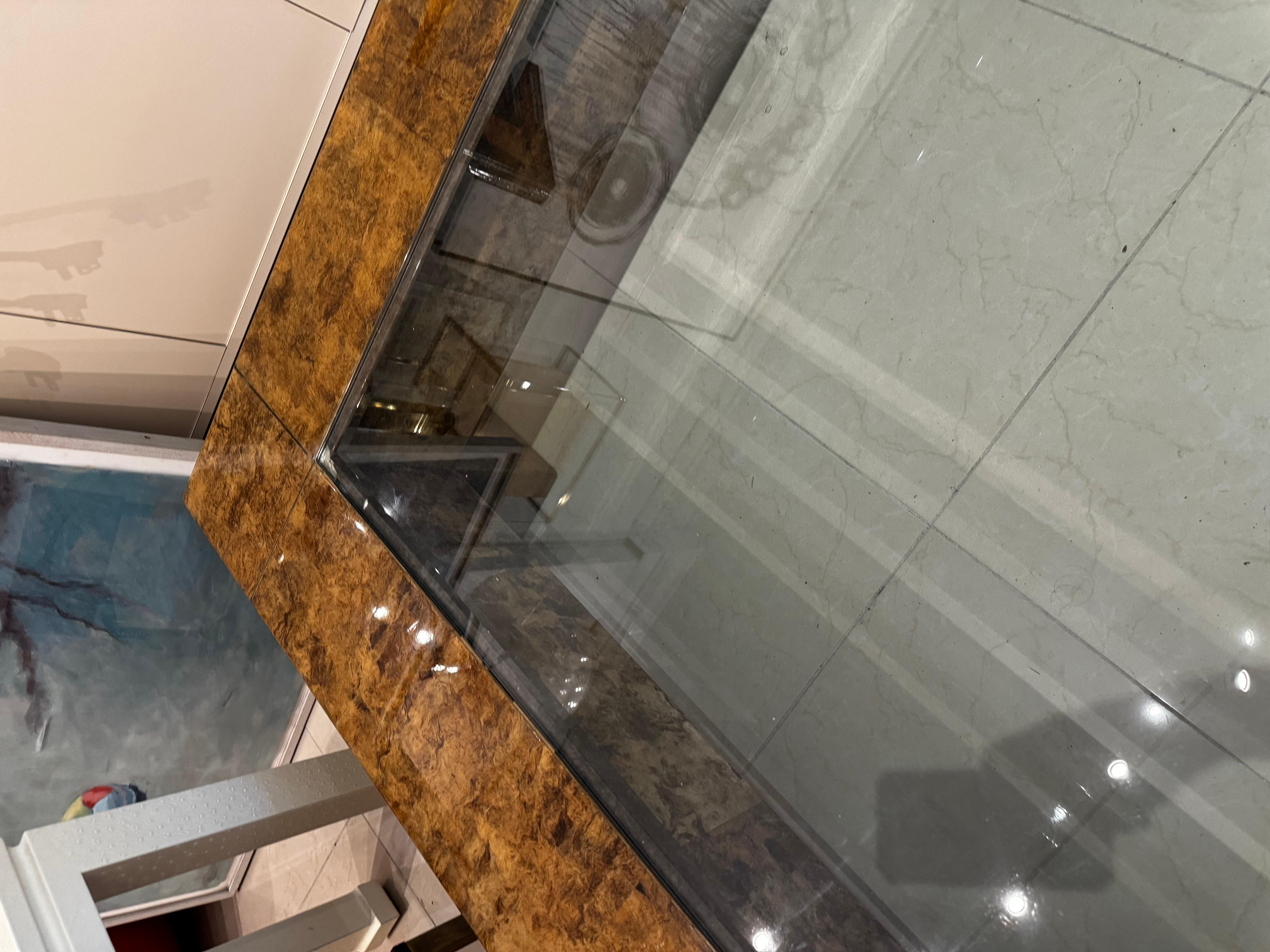 Cette étonnante table basse de style Parsons est enveloppée de parchemin et peinte dans une luxueuse finition en écaille de tortue. La marqueterie en laiton présente une belle patine et la table est en très bel état. Il est assez grand, mesurant 5'