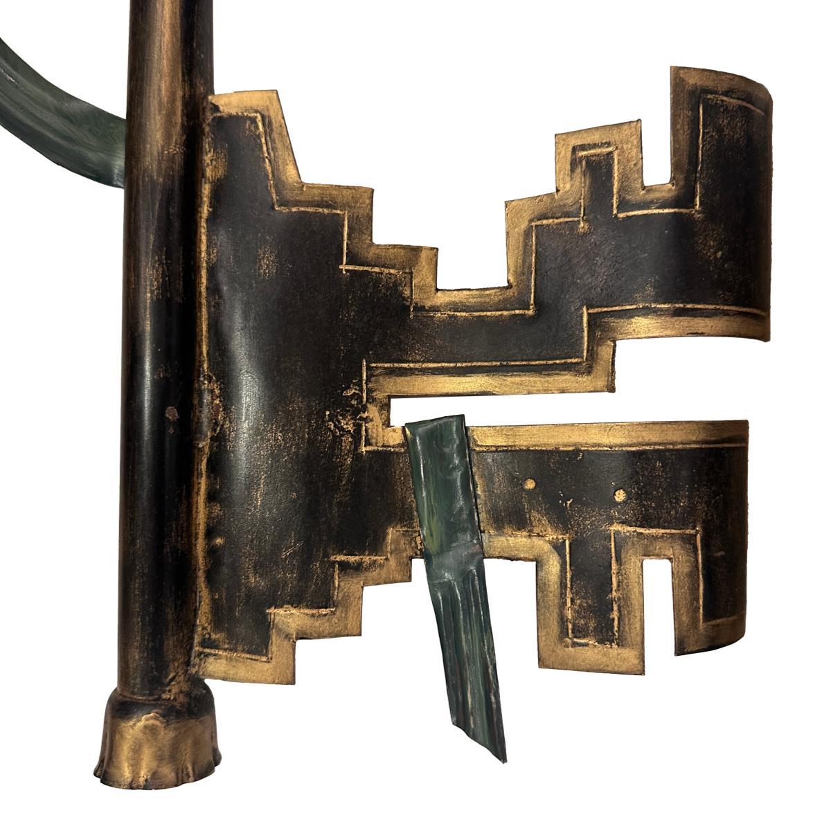 Eine italienische vergoldete und bemalte Metallleuchte mit 2 Lichtern aus den 1930er Jahren.

Abmessungen:
Höhe: 45