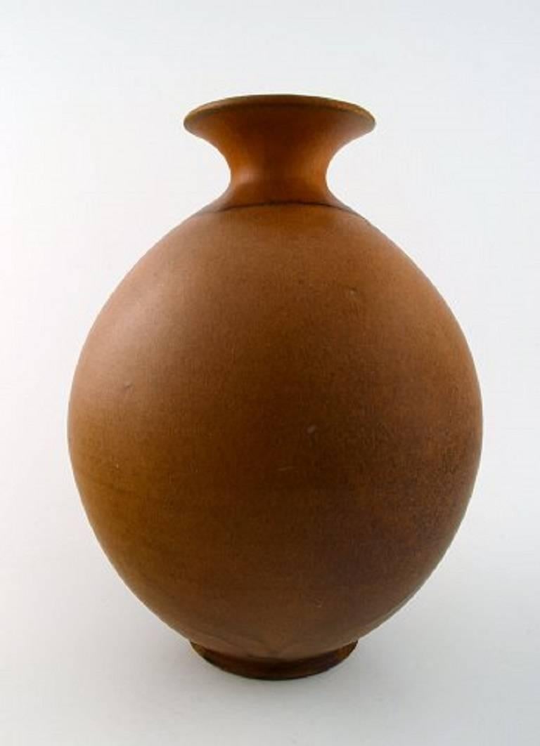Large Kähler, Denmark, glazed stoneware floor vase.
In perfect condition.
Beautiful light brown glaze.
Stamped.
Measures 25 x 20 cm.
