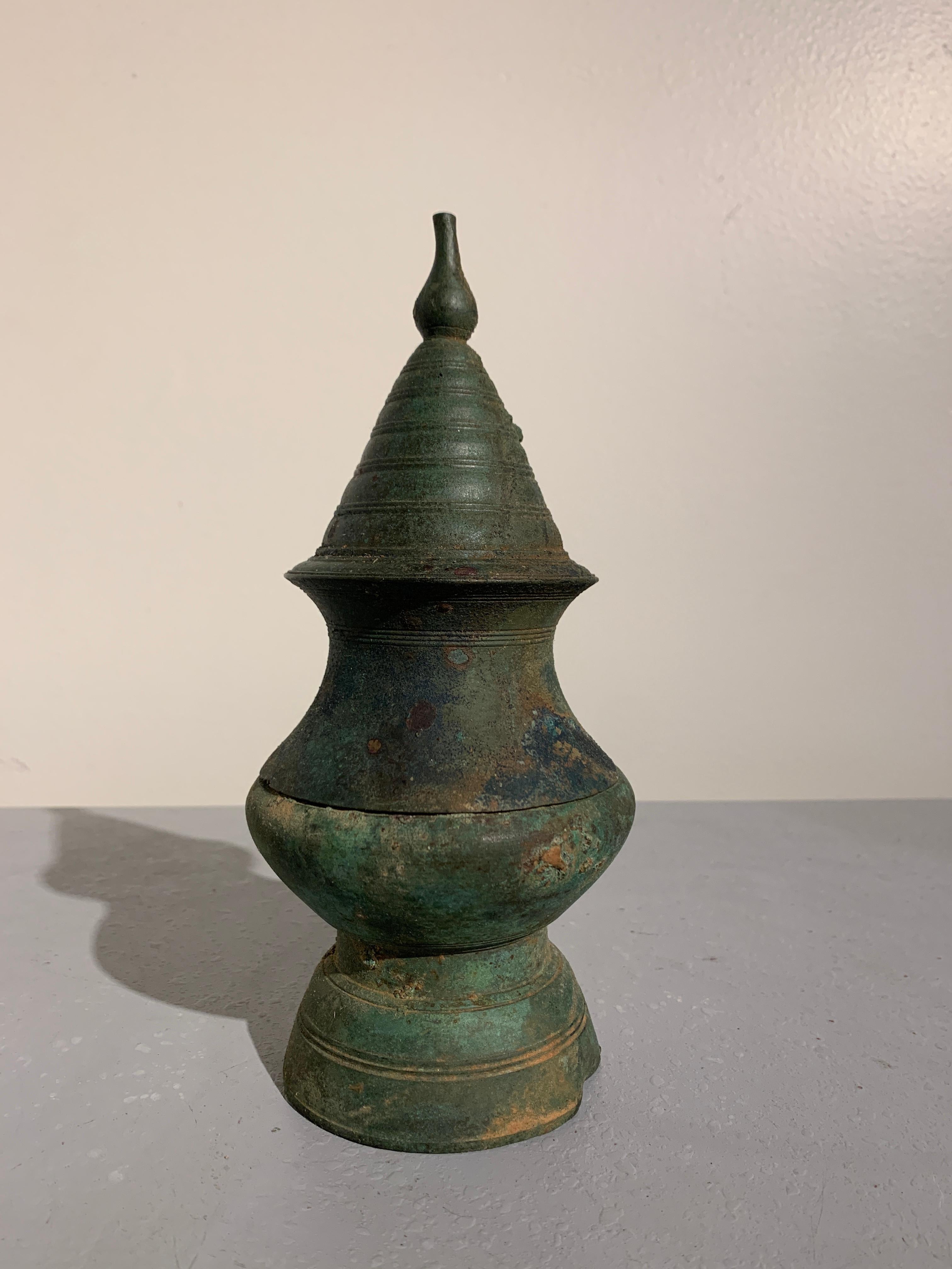 Un pot à chaux en bronze khmer de taille inhabituelle en forme de stupa:: période d'Angkor:: XIIe-XIVe siècle::

Le récipient:: utilisé pour contenir de la chaux éteinte (hydroxyde de calcium) en poudre:: un ingrédient essentiel utilisé dans la