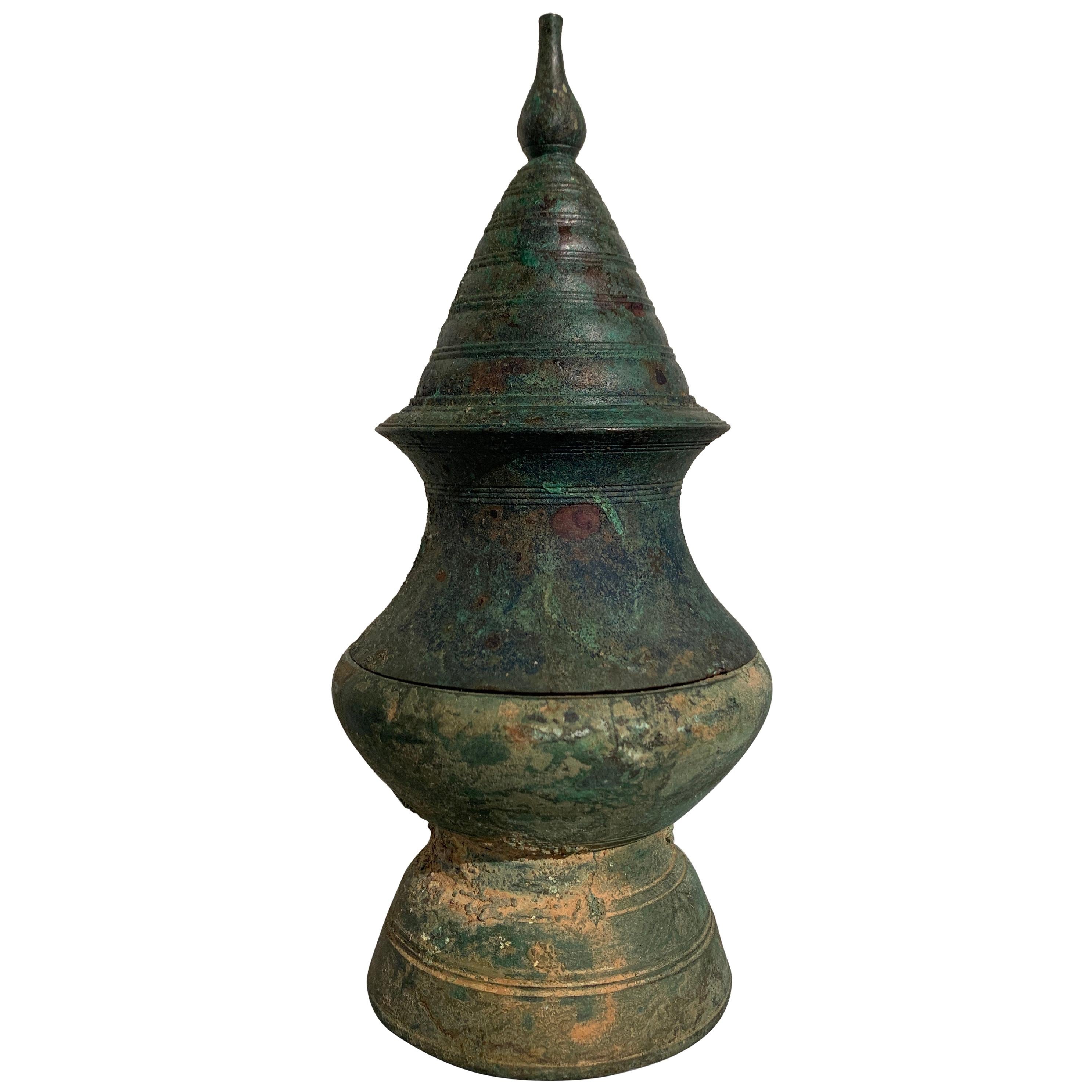 Grand pot à chaux khmer en bronze en forme de stupa:: période d'Angkor:: 12e-14e siècle