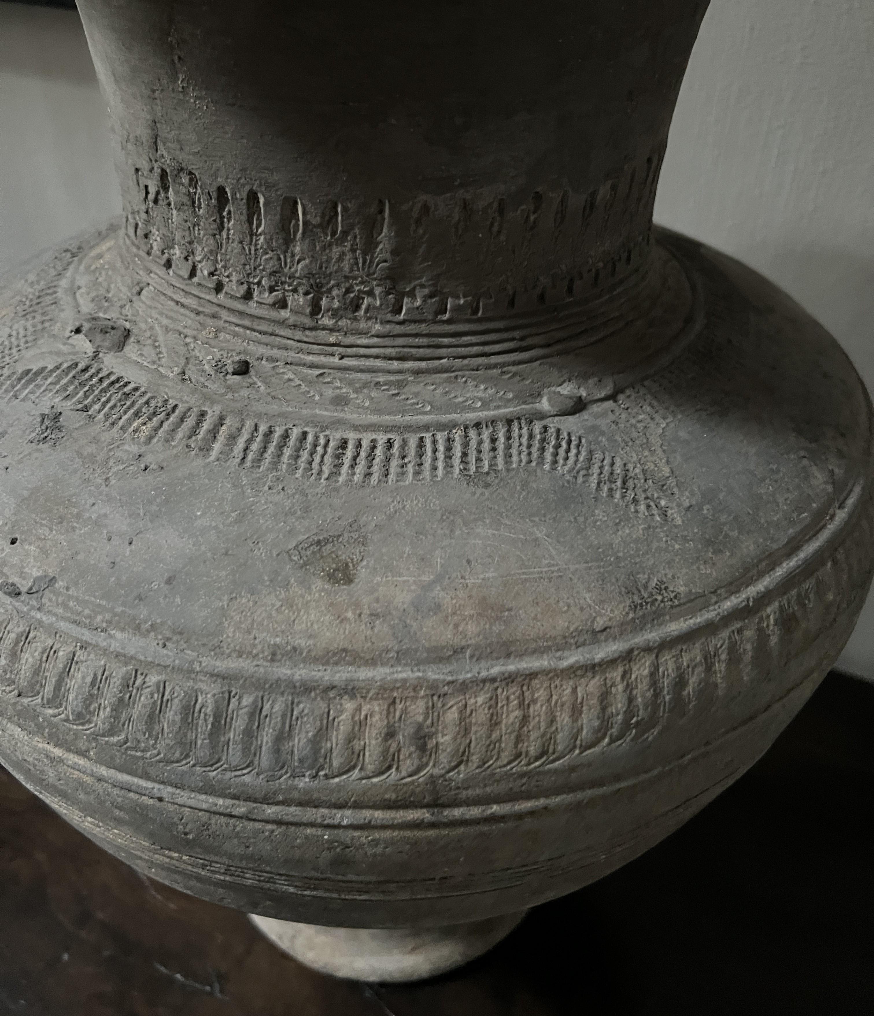 Grand vase urne cambodgien en vente 2
