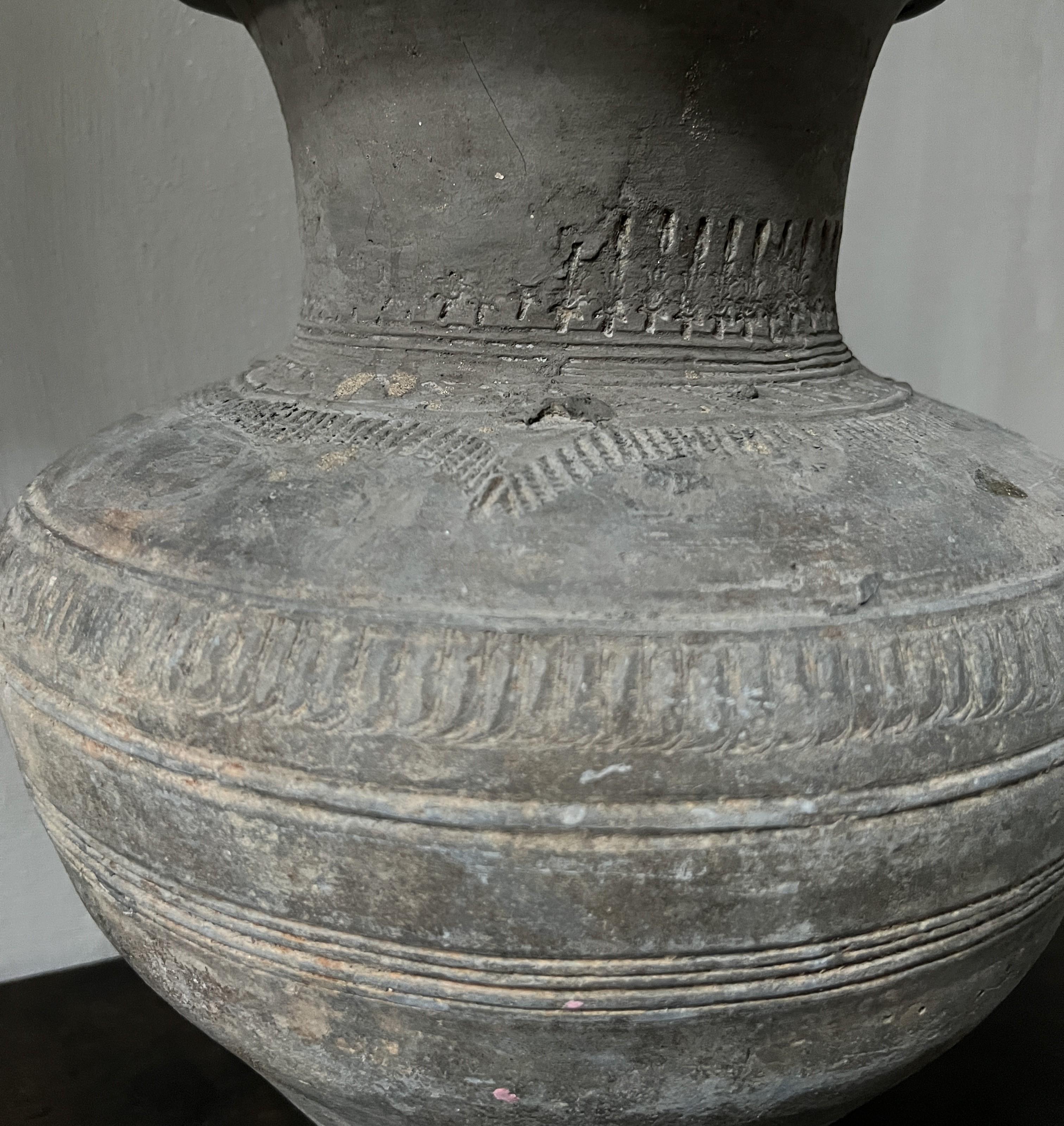 Céramique Grand vase urne cambodgien en vente