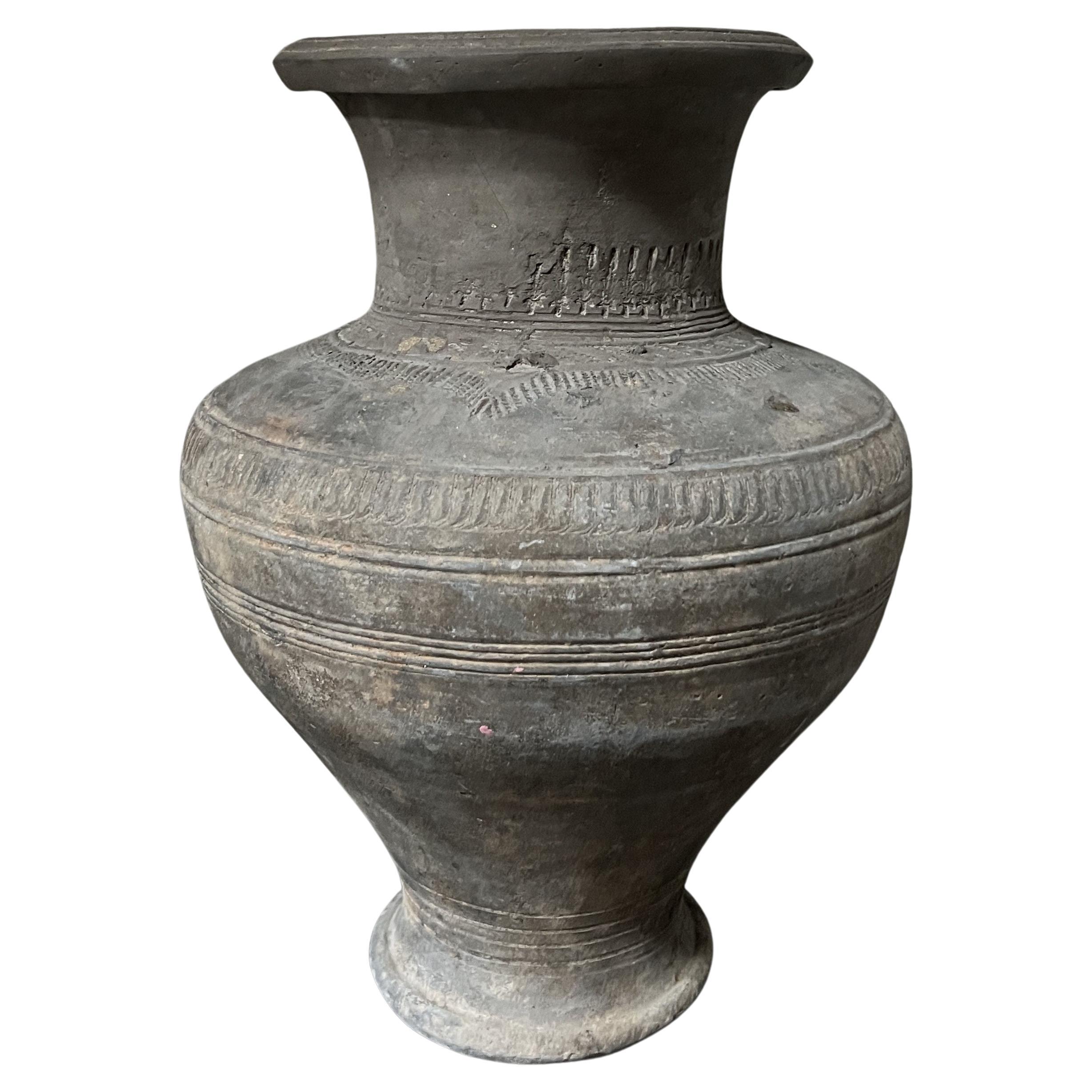 Vaso a urna cambogiano Khmer di grandi dimensioni