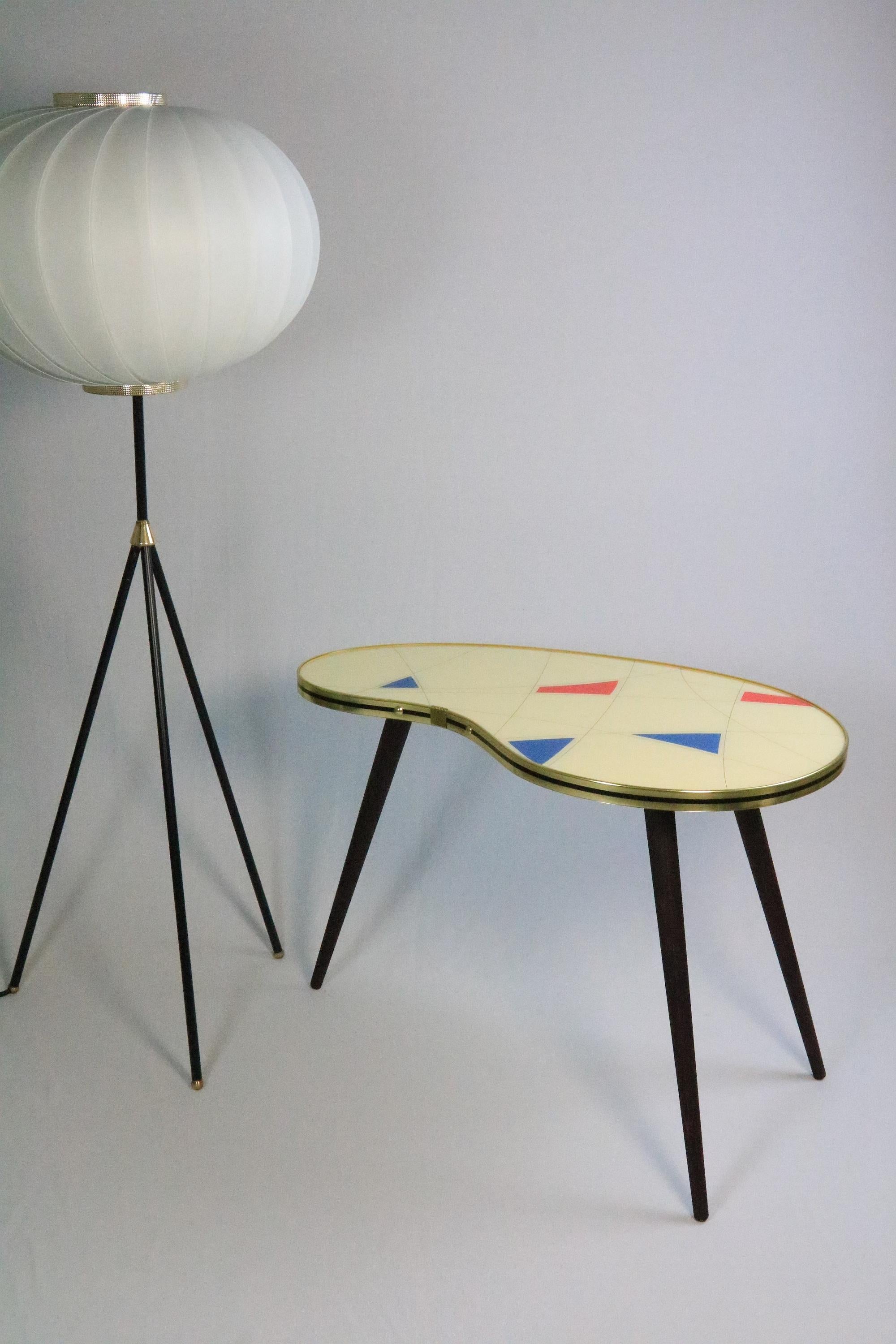 Large Kidney Shaped Side Table, vintage 50s inspired, Geometric Pattern In New Condition For Sale In Berlin, BE