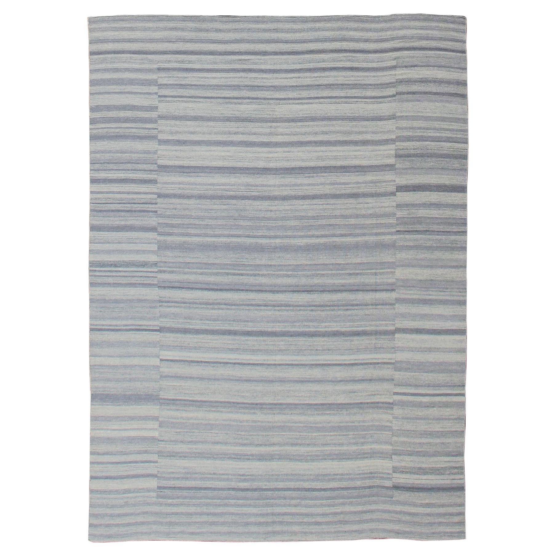 Grand Kilim gris bigarré, argenté, à rayures bleues avec design moderne