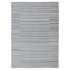 Grande Kilim a strisce variegate grigie, argento e blu dal design moderno
