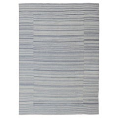 Grand Kilim gris bigarré, argenté, à rayures bleues avec design moderne