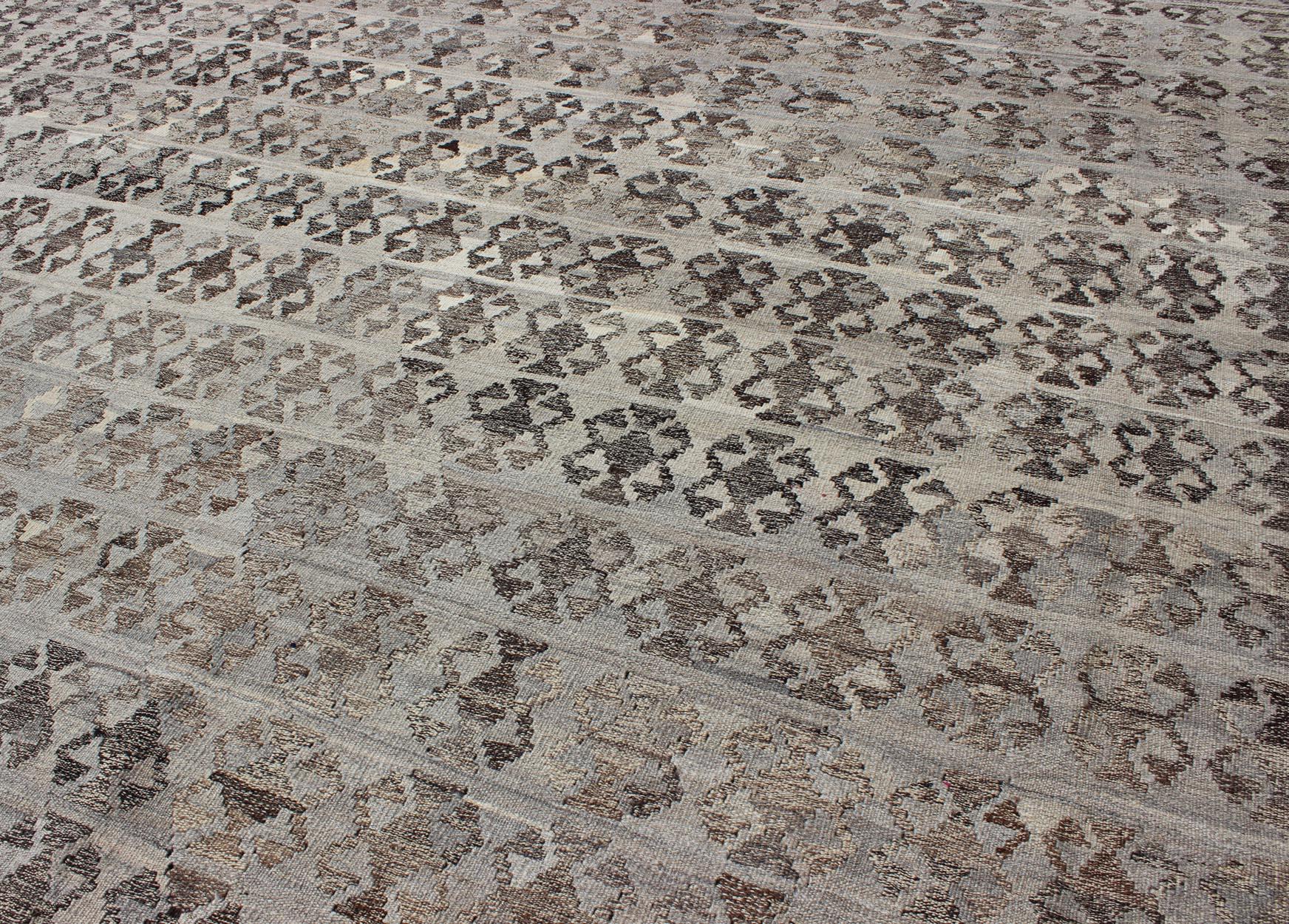 Alfombra Kilim grande en tonos grises, plateados, azul plata y marengo en Excelente estado para la venta en Atlanta, GA