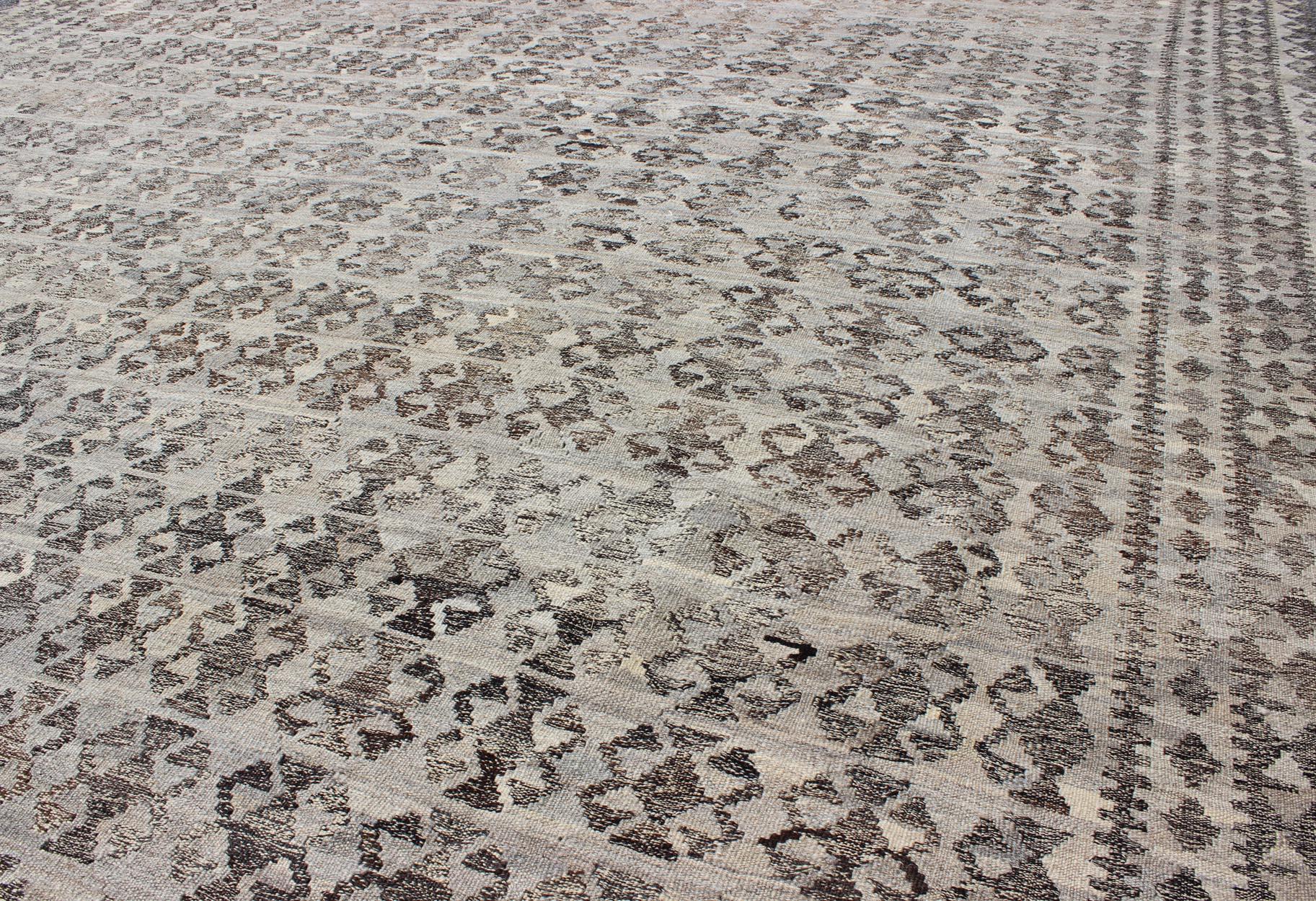 Alfombra Kilim grande en tonos grises, plateados, azul plata y marengo Siglo XXI y contemporáneo en venta