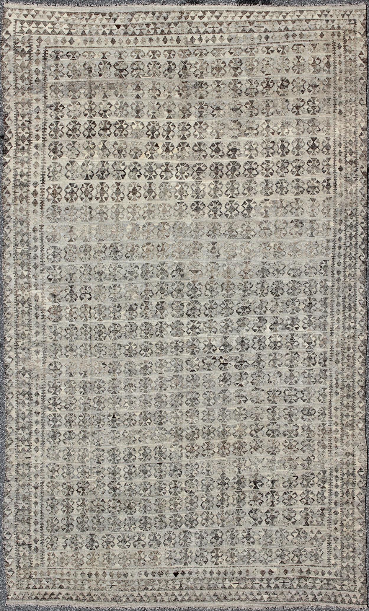 Lana Tappeto Kilim di grandi dimensioni nelle sfumature del grigio, dell'argento, del blu argento e del carbone. in vendita