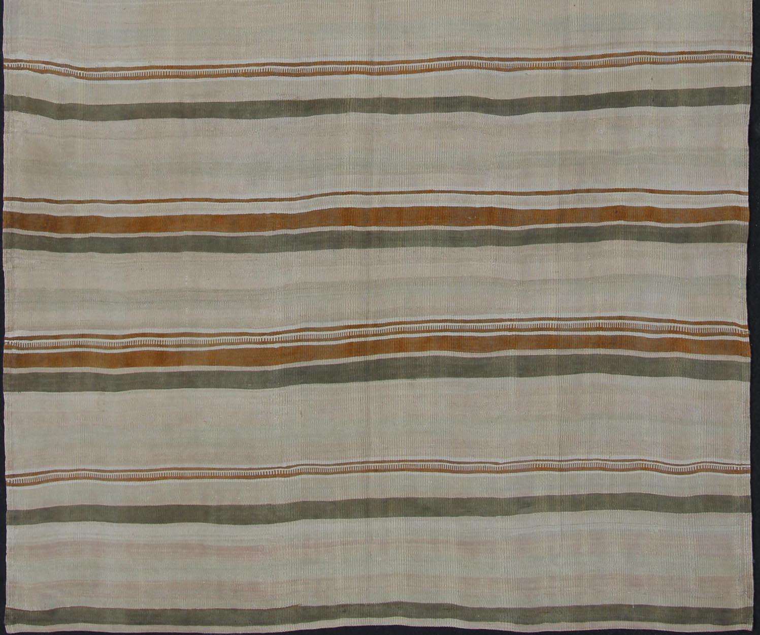 Vintage Turkish flat-woven Kilim with Minimalist stripe design, rug en-141237, country of origin / type: Turkey / Kilim, circa 1950.

This kilim consists of a Minimalist stripe design, rendered in masculine hues, such as green-toned gray, orange,