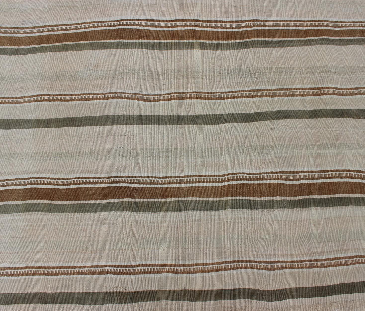 Milieu du XXe siècle Grand tapis de couloir Kilim vintage vert-gris et orange à motifs à rayures en vente