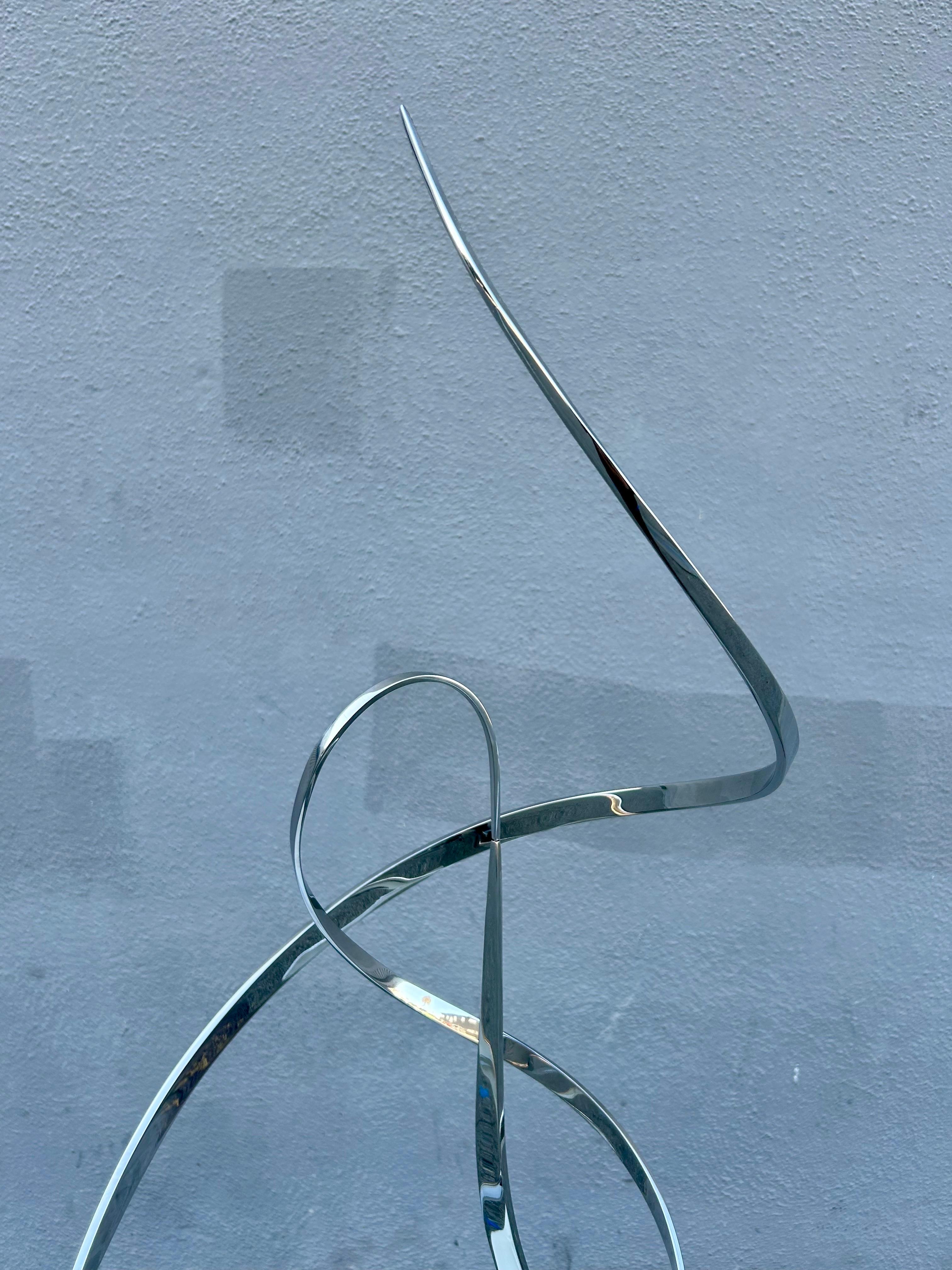 1933 -
Œuvre d'art originale.
M. Beckman est un artiste américain.
Ses œuvres font partie de collections à travers les États-Unis et à l'étranger.
Acier inoxydable fabriqué à la main sur une base en lucite.
La pièce centrale tourne sur elle-même