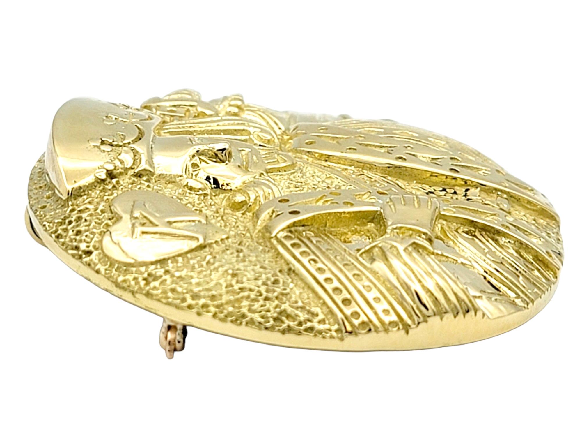 Contemporary Large King of Hearts Carved Medallion Brooch / Pendant in 18 Karat Yellow Gold  For Sale