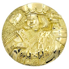 Große geschnitzte King of Hearts-Medaillon-Brosche / Anhänger aus 18 Karat Gelbgold 
