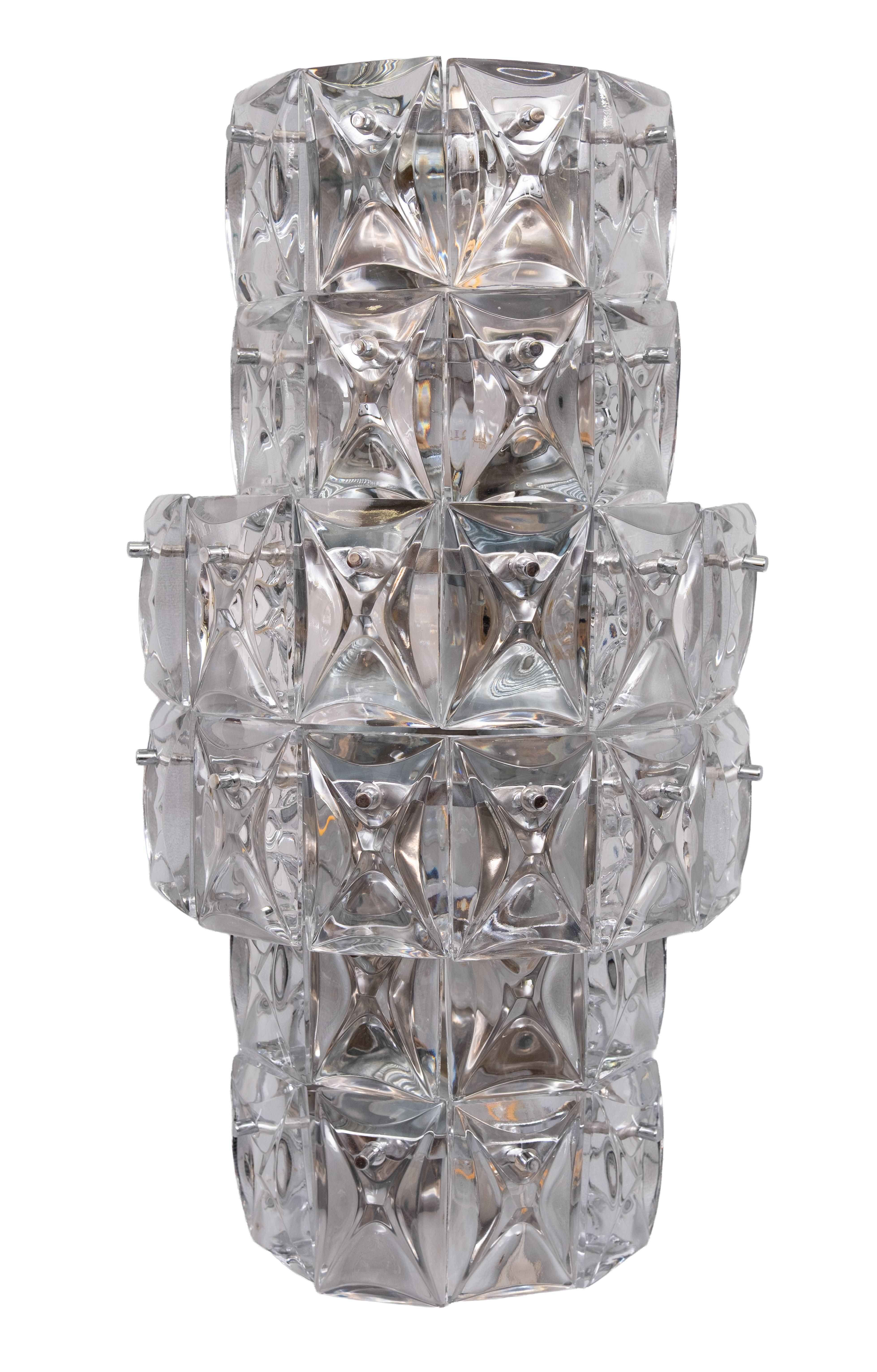 
Ein schönes Set von Kinkeldey Wandlampen mit geschliffenen Kristallen pro Leuchte. 8 x E27-Fassungen pro Leuchte. Chromhalterung in gutem Zustand.  28 Kristalle pro Stück .                        Anhänger sind in sehr gutem Zustand. keine Chips 