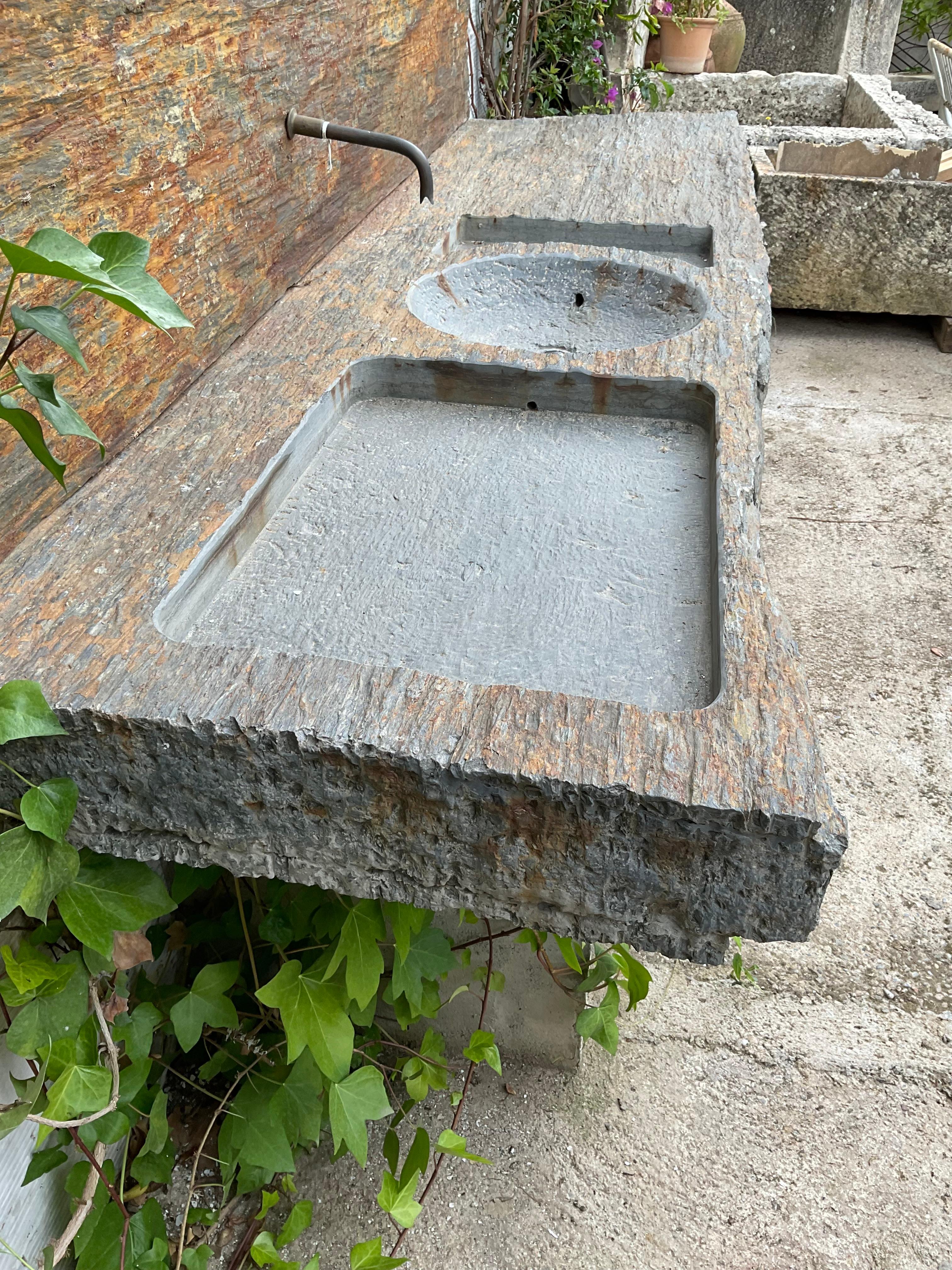 Gran fregadero de cocina de esquisto negro oxidado Tallado en venta