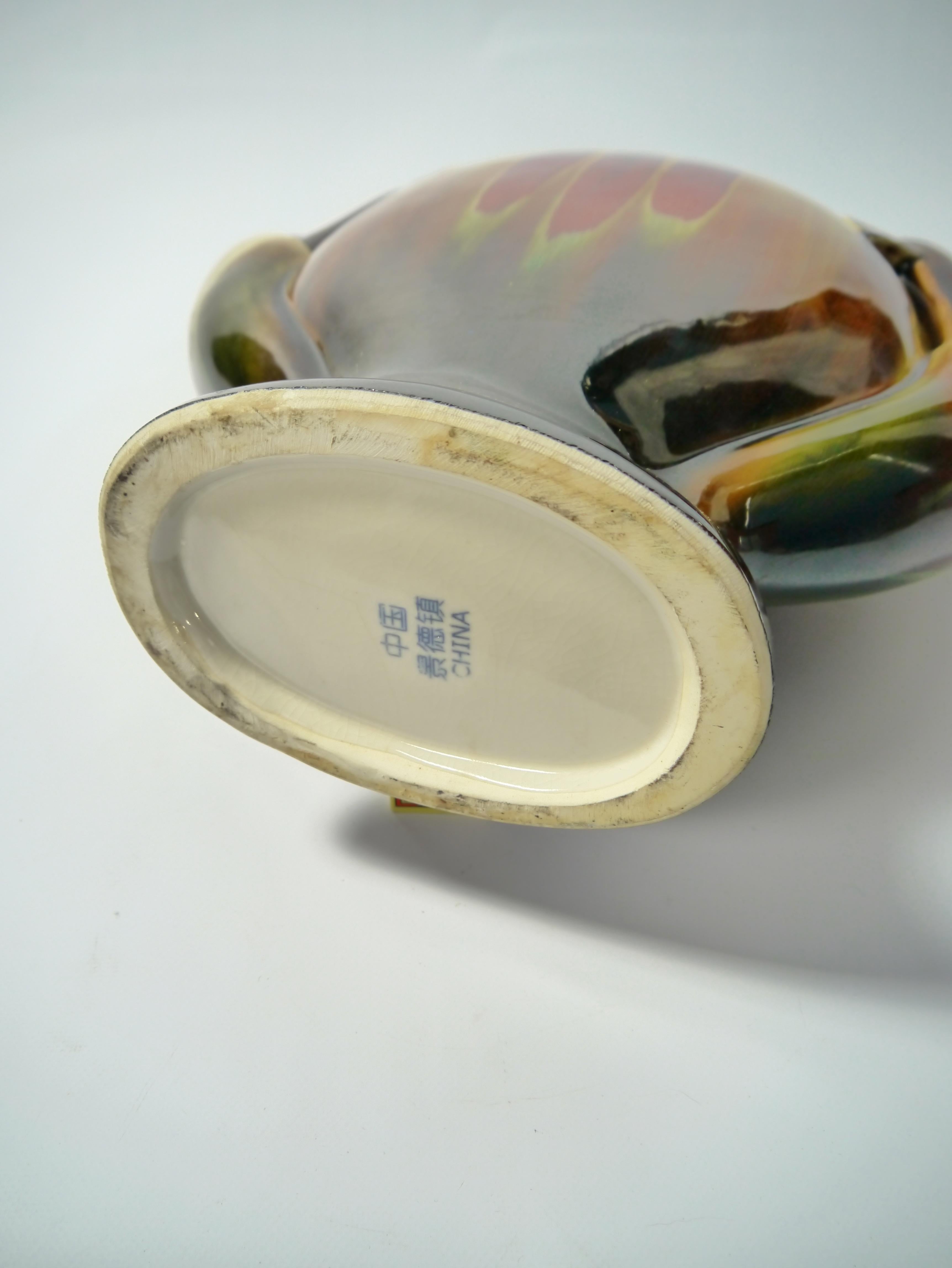Gran jarrón de porcelana china decorado con delfines, años 50 en venta 4
