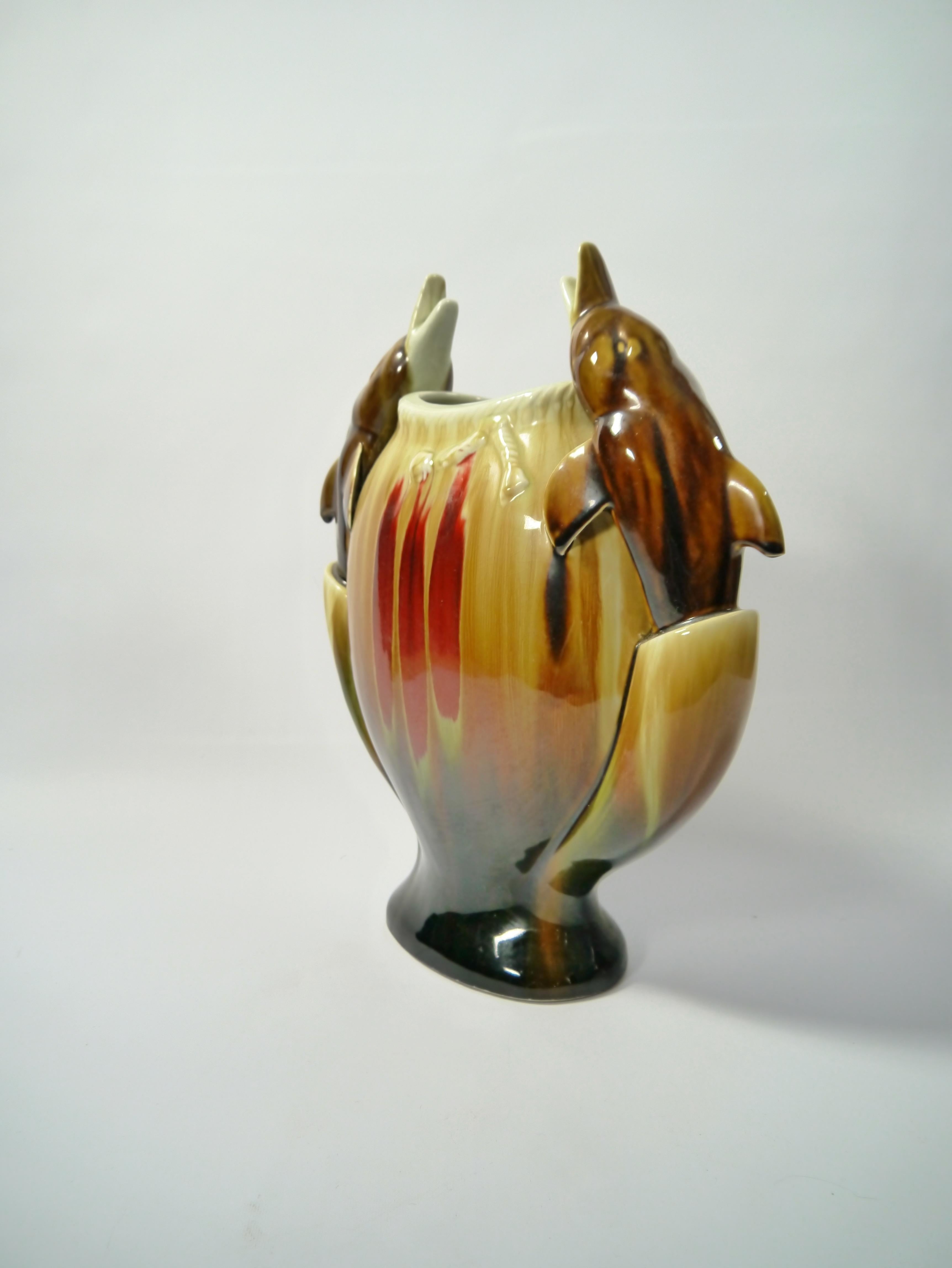 Gran jarrón / vasija de porcelana china de los años 50. Muy bien ejecutado y muestra un bonito vidriado craquelado. Puntúa alto en originalidad y cursilería.