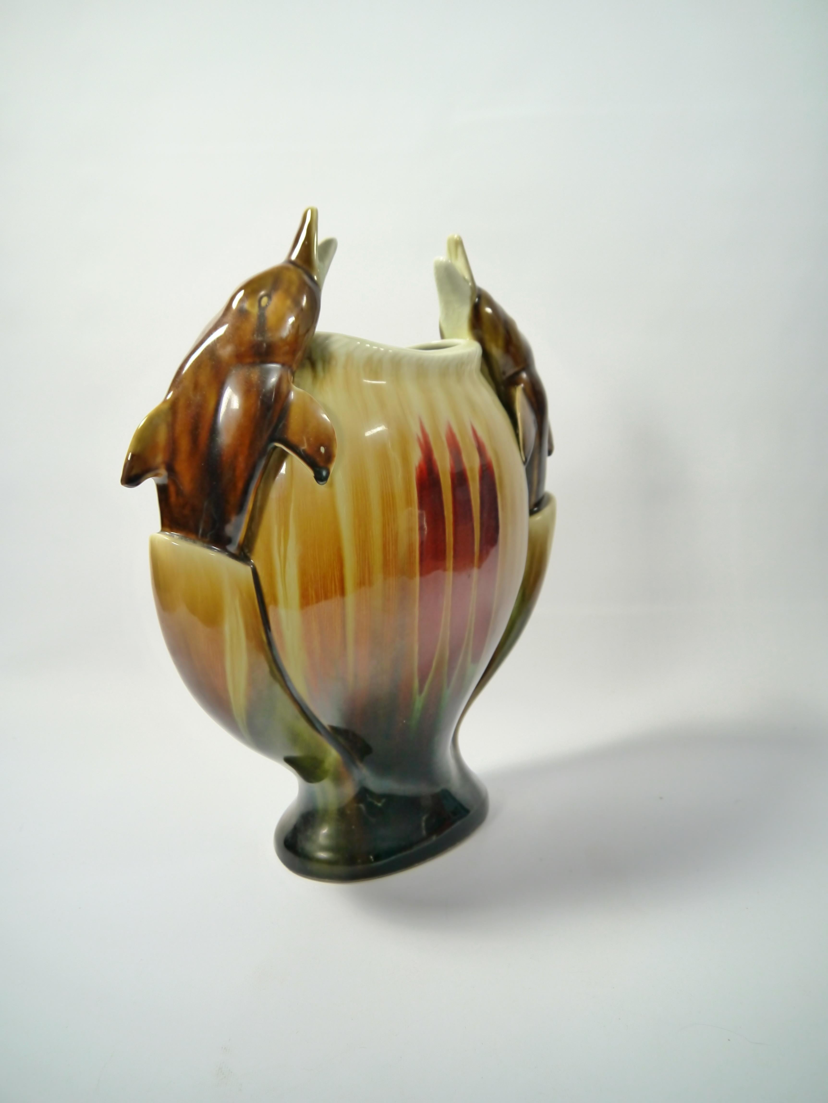 Große kitschige Vase aus chinesischem Porzellan mit Delphin-Ornamenten:: 1950er Jahre (Chinesisch) im Angebot