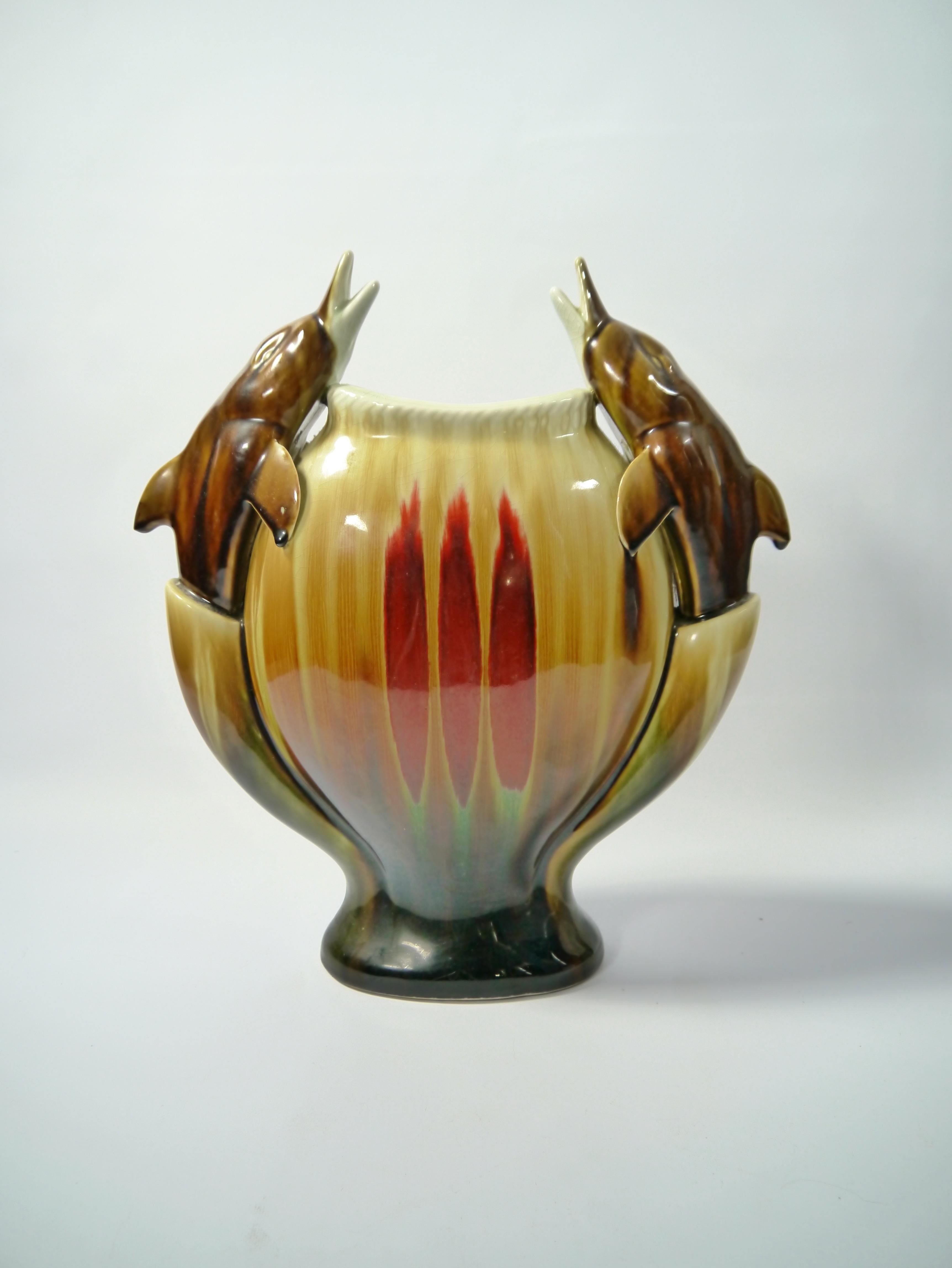Große kitschige Vase aus chinesischem Porzellan mit Delphin-Ornamenten:: 1950er Jahre (Glasiert) im Angebot