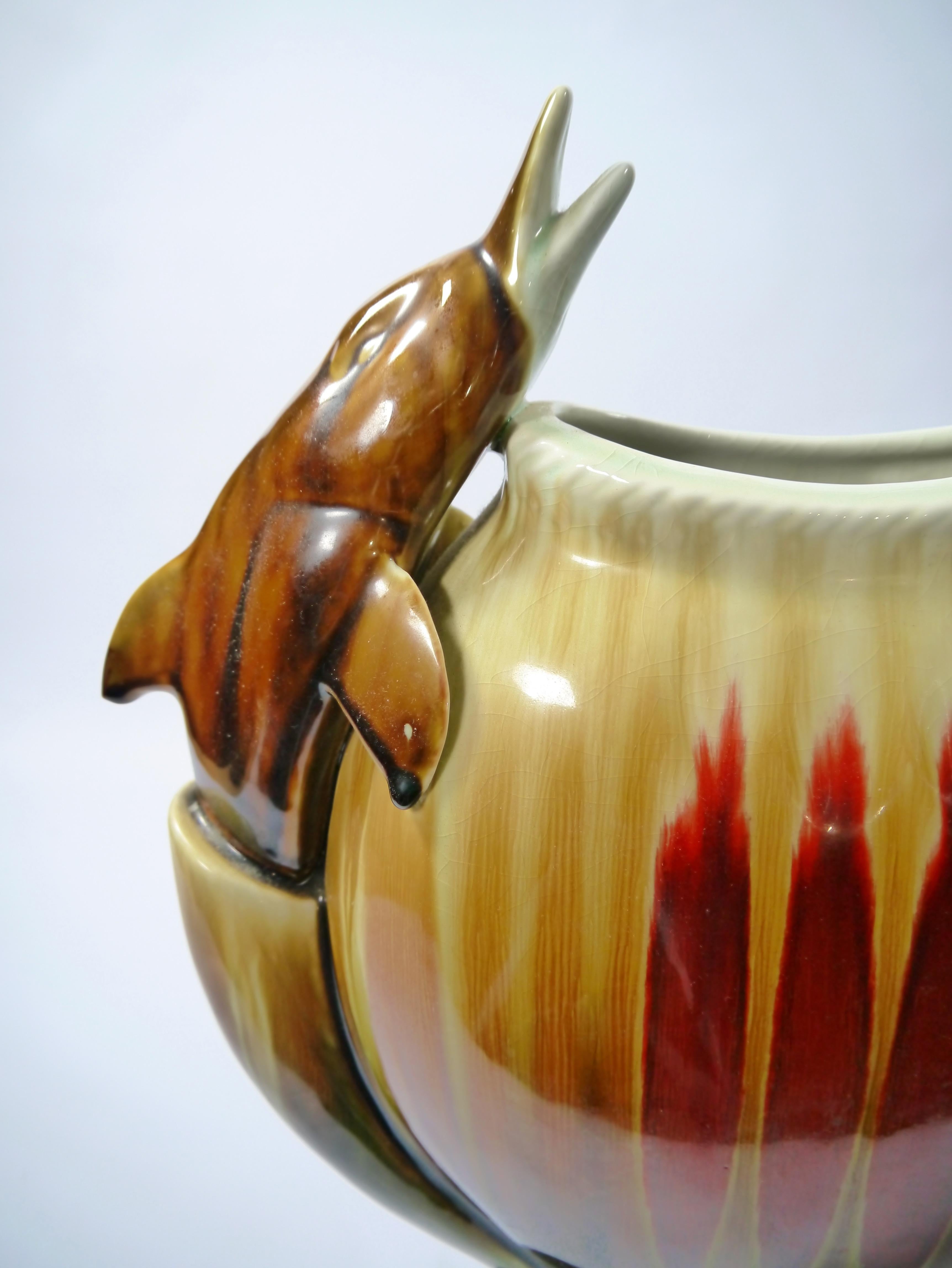 Große kitschige Vase aus chinesischem Porzellan mit Delphin-Ornamenten:: 1950er Jahre (20. Jahrhundert) im Angebot