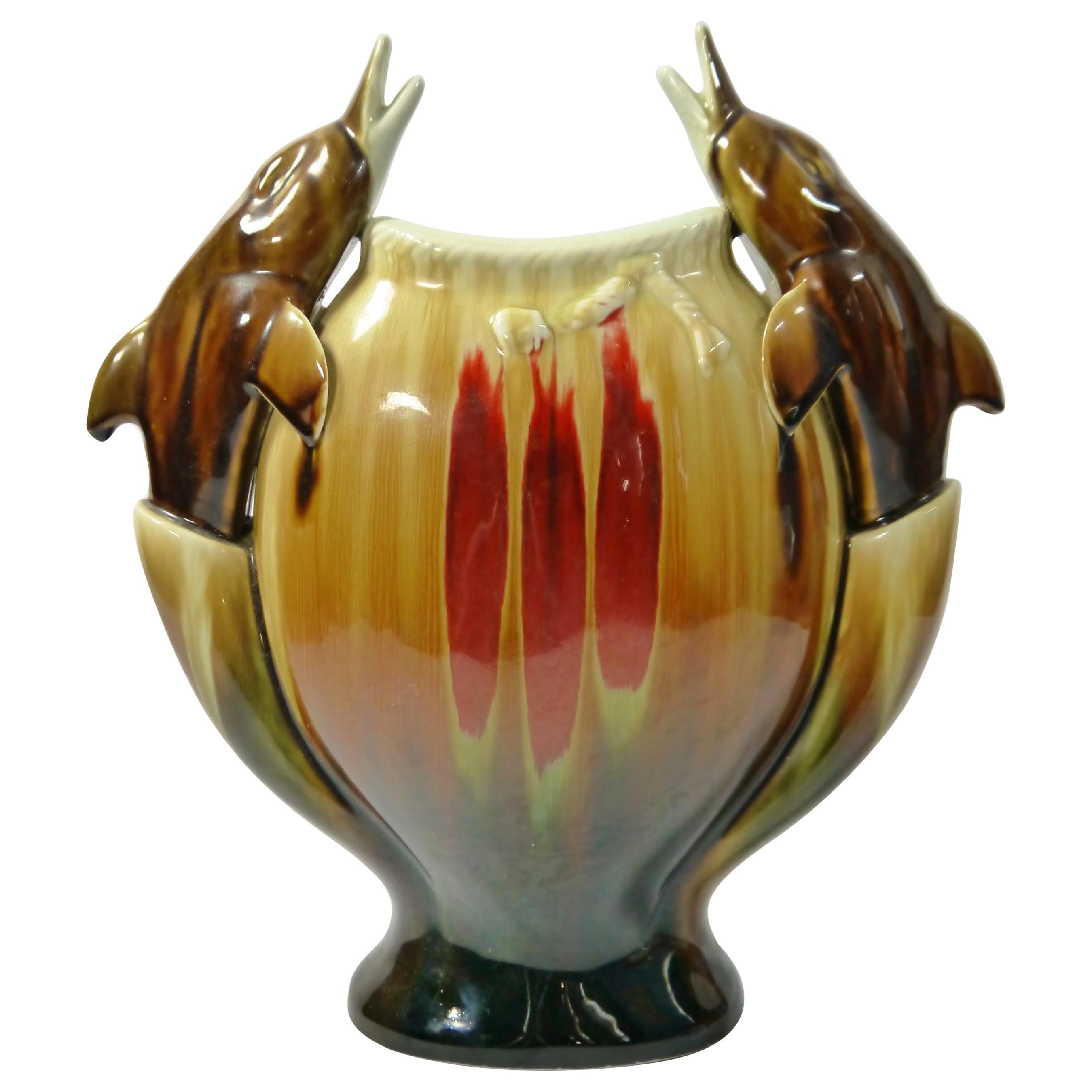 Große kitschige Vase aus chinesischem Porzellan mit Delphin-Ornamenten:: 1950er Jahre