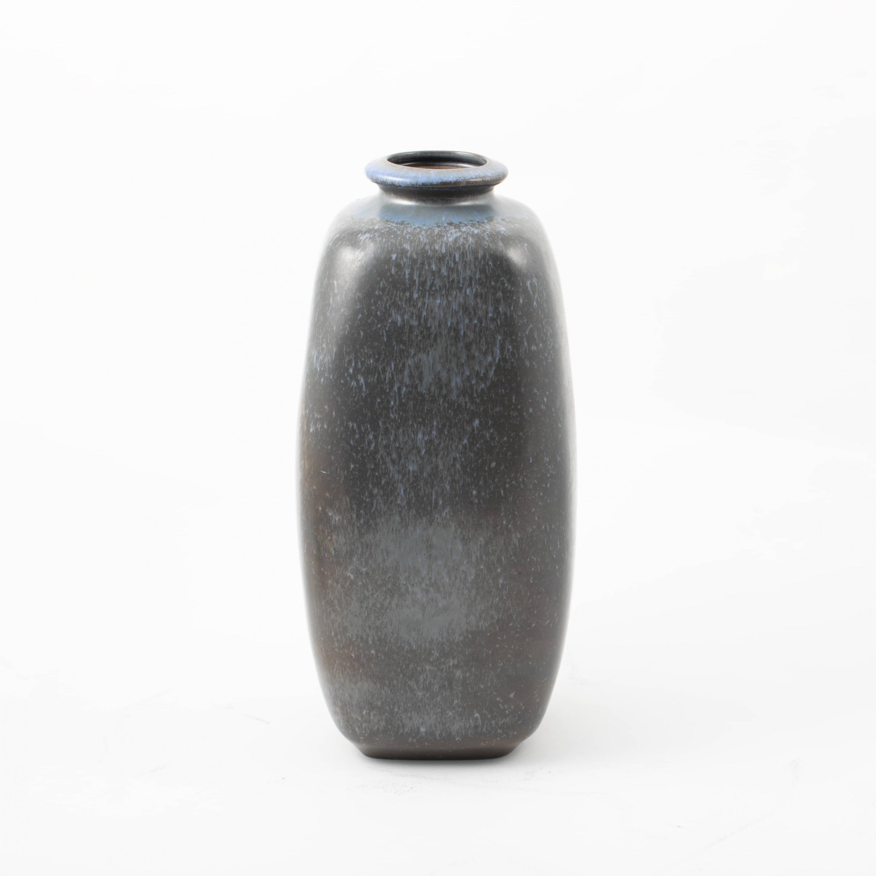 Large Knabstrup ceramic vase with glaze in shades of blue.
Denmark 1950-1960.
Stamped and with labels.