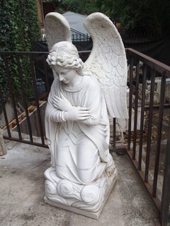 Grande statue d'ange agenouillé en marbre sculpté