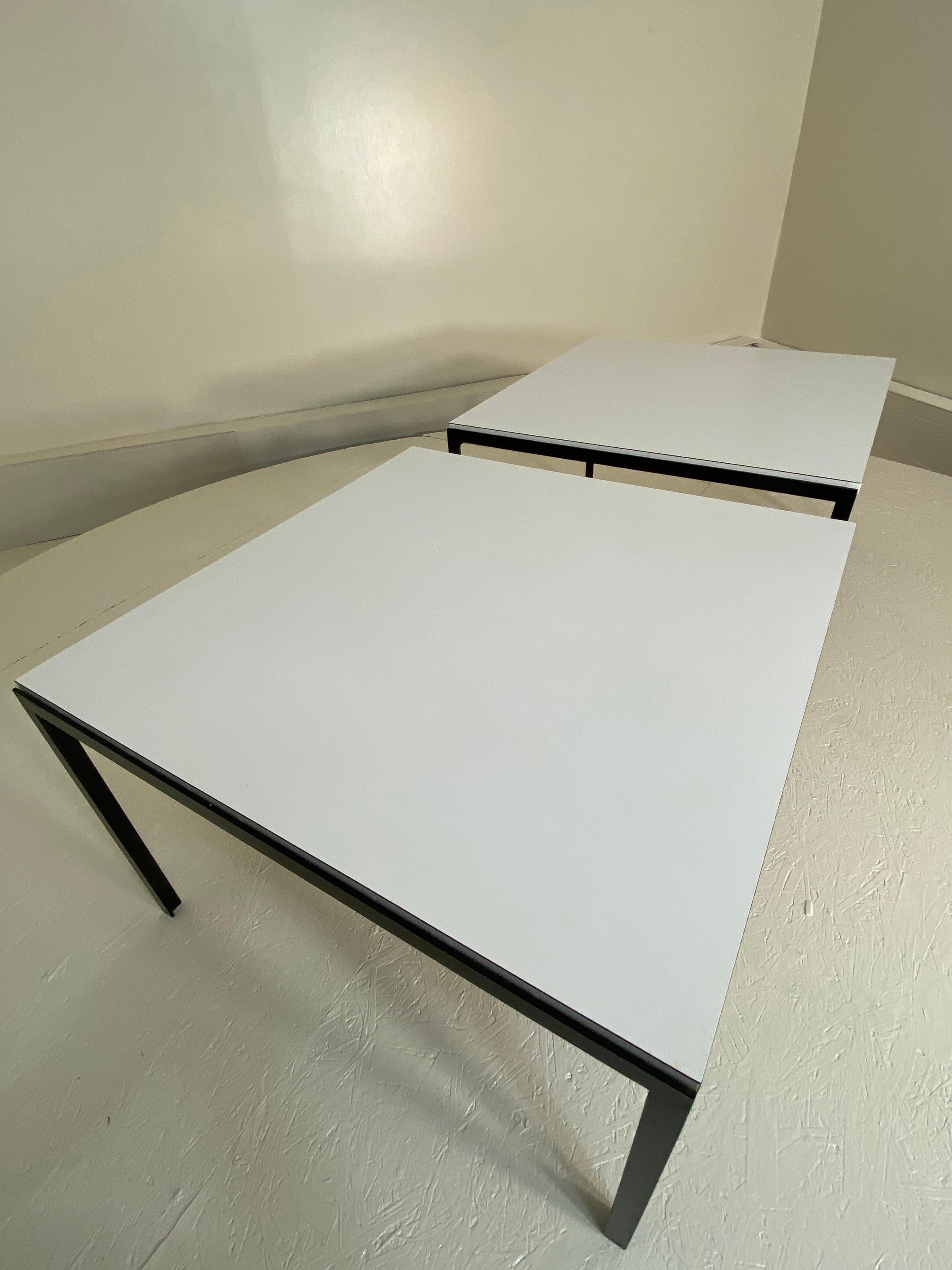 Sehr groß. Dieses aus den 1960er Jahren hergestellte Set großer Tische mit den Maßen 76,2 x 76,2 x 48,2 cm (30 x 30 x 19 zoll) ist speziell für die Verwendung mit Stühlen oder Sofas als Beistell- oder Beistelltische konzipiert. Ein gutes,